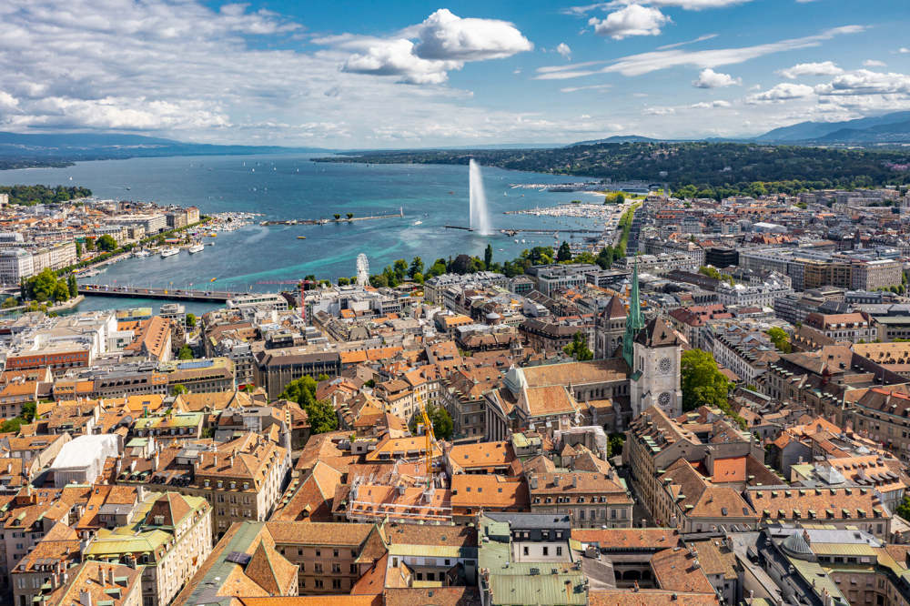 Geneva l&agrave; một th&agrave;nh phố quyến rũ, nổi tiếng với vẻ đẹp thi&ecirc;n nhi&ecirc;n, văn h&oacute;a đa dạng v&agrave; vai tr&ograve; quan trọng trong quan hệ quốc tế. Nằm b&ecirc;n hồ Geneva trong xanh, với d&atilde;y Alps h&ugrave;ng vĩ l&agrave;m nền, th&agrave;nh phố mang đến khung cảnh tuyệt đẹp v&agrave; kh&ocirc;ng kh&iacute; trong l&agrave;nh. L&agrave; trung t&acirc;m ngoại giao thế giới, Geneva l&agrave; nơi đặt trụ sở của Li&ecirc;n Hợp Quốc, Tổ chức Y tế Thế giới (WHO) v&agrave; nhiều tổ chức quốc tế kh&aacute;c. Th&agrave;nh phố c&ograve;n thu h&uacute;t du kh&aacute;ch với c&aacute;c bảo t&agrave;ng, ph&ograve;ng trưng b&agrave;y nghệ thuật v&agrave; c&ocirc;ng tr&igrave;nh biểu tượng như đ&agrave;i phun nước Jet d&rsquo;Eau. Ẩm thực ở Geneva cũng rất phong ph&uacute;, nổi bật với c&aacute;c m&oacute;n ph&ocirc; mai v&agrave; socola Thụy Sĩ trứ danh. Sự kết hợp giữa văn h&oacute;a, thi&ecirc;n nhi&ecirc;n v&agrave; lối sống thanh lịch khiến Geneva trở th&agrave;nh điểm đến l&yacute; tưởng cho du kh&aacute;ch tr&ecirc;n to&agrave;n thế giới.