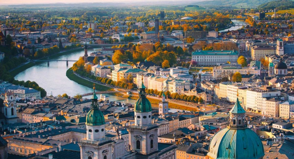 Vienna l&agrave; một điểm đến du lịch tuyệt vời nhờ sự kết hợp h&agrave;i h&ograve;a giữa lịch sử, nghệ thuật v&agrave; phong c&aacute;ch sống hiện đại. Th&agrave;nh phố n&agrave;y nổi tiếng với kiến tr&uacute;c tr&aacute;ng lệ của Cung điện Sch&ouml;nbrunn, Hofburg v&agrave; Nh&agrave; thờ St. Stephen, thể hiện di sản Ho&agrave;ng gia &Aacute;o rực rỡ. L&agrave; c&aacute;i n&ocirc;i của &acirc;m nhạc cổ điển, Vienna gắn liền với c&aacute;c thi&ecirc;n t&agrave;i như Mozart, Beethoven v&agrave; những buổi h&ograve;a nhạc tại Nh&agrave; h&aacute;t Opera Quốc gia. Kh&ocirc;ng chỉ vậy, ẩm thực Vienna cũng hấp dẫn với c&aacute;c m&oacute;n đặc trưng như Wiener Schnitzel v&agrave; b&aacute;nh Sacher Torte. Với kh&ocirc;ng gian thanh lịch, những qu&aacute;n c&agrave; ph&ecirc; cổ k&iacute;nh v&agrave; nhịp sống chậm r&atilde;i, Vienna mang đến cho du kh&aacute;ch một trải nghiệm vừa sang trọng vừa thư th&aacute;i.