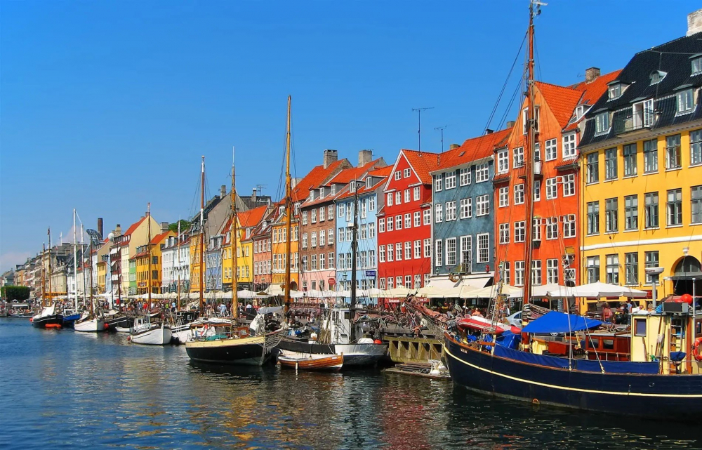 Copenhagen l&agrave; một điểm đến du lịch hấp dẫn nhờ sự kết hợp giữa lịch sử, văn h&oacute;a v&agrave; phong c&aacute;ch sống hiện đại. Th&agrave;nh phố n&agrave;y nổi tiếng với những c&ocirc;ng tr&igrave;nh kiến tr&uacute;c cổ k&iacute;nh như Cung điện Amalienborg, L&acirc;u đ&agrave;i Rosenborg v&agrave; biểu tượng N&agrave;ng ti&ecirc;n c&aacute; nhỏ (The Little Mermaid). Với hệ thống k&ecirc;nh đ&agrave;o thơ mộng v&agrave; những con phố d&agrave;nh cho xe đạp, Copenhagen mang đến kh&ocirc;ng gian y&ecirc;n b&igrave;nh v&agrave; th&acirc;n thiện với m&ocirc;i trường. Ẩm thực nơi đ&acirc;y cũng đặc sắc với những nh&agrave; h&agrave;ng đạt sao Michelin v&agrave; m&oacute;n sm&oslash;rrebr&oslash;d truyền thống. Kh&ocirc;ng chỉ vậy, khu vui chơi Tivoli Gardens cổ k&iacute;nh v&agrave; những qu&aacute;n c&agrave; ph&ecirc; ấm c&uacute;ng tạo n&ecirc;n một nhịp sống thư th&aacute;i nhưng đầy sức h&uacute;t, khiến du kh&aacute;ch kh&oacute; l&ograve;ng rời xa.
