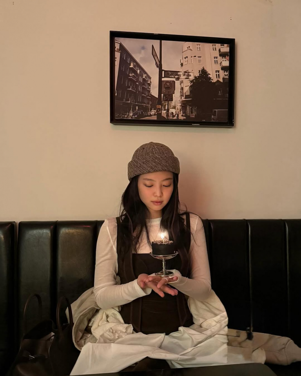 Kh&ocirc;ng cần qu&aacute; cầu kỳ, Jennie tinh tế chọn những m&oacute;n đồ nhỏ nhưng c&oacute; sức ảnh hưởng lớn &ndash; k&iacute;nh mắt m&egrave;o sắc sảo, t&uacute;i x&aacute;ch mini của Chanel hay đ&ocirc;i gi&agrave;y ballet v&agrave; loafer thanh lịch. C&ocirc; cũng thường kh&eacute;o l&eacute;o nhấn nh&aacute; bằng khăn lụa, khi th&igrave; buộc nhẹ quanh cổ, khi lại điểm xuyết tr&ecirc;n quai t&uacute;i để tạo n&eacute;t mềm mại, nữ t&iacute;nh. Đặc biệt, Jennie c&ograve;n y&ecirc;u th&iacute;ch những chiếc mũ nồi len đơn giản nhưng đầy duy&ecirc;n d&aacute;ng, ho&agrave;n thiện vẻ ngo&agrave;i vừa cổ điển vừa hiện đại đ&uacute;ng chất Paris.
