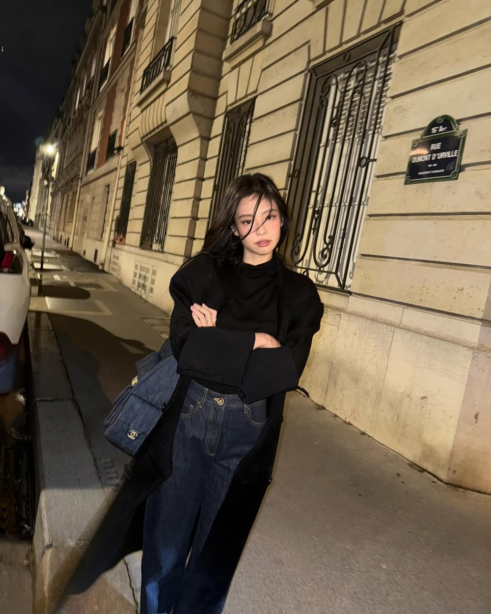 Jennie lu&ocirc;n trung th&agrave;nh với những m&oacute;n đồ mang thiết kế tối giản nhưng c&oacute; điểm nhấn tinh tế. C&ocirc; thường xuất hiện với &aacute;o sơ mi trắng cổ điển, quần jeans cạp cao, kết hợp c&ugrave;ng blazer d&aacute;ng su&ocirc;ng. C&aacute;c gam m&agrave;u trung t&iacute;nh như trắng, đen, be hay navy gi&uacute;p Jennie duy tr&igrave; vẻ thanh lịch v&agrave; dễ d&agrave;ng phối hợp phụ kiện m&agrave; kh&ocirc;ng bị rối mắt.
