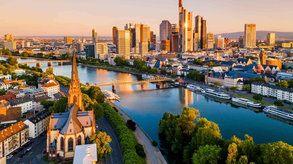 Được mệnh danh l&agrave; thủ đ&ocirc; t&agrave;i ch&iacute;nh của Đức, Frankfurt l&agrave; nơi đặt trụ sở của Ng&acirc;n h&agrave;ng Trung ương Ch&acirc;u &Acirc;u v&agrave; sở hữu đường ch&acirc;n trời ấn tượng với những t&ograve;a nh&agrave; chọc trời. B&ecirc;n cạnh đ&oacute;, khu phố cổ R&ouml;merberg với những ng&ocirc;i nh&agrave; nửa gỗ truyền thống mang đến n&eacute;t đẹp cổ k&iacute;nh v&agrave; lịch sử phong ph&uacute;. Th&agrave;nh phố cũng c&oacute; nhiều bảo t&agrave;ng đẳng cấp như St&auml;del Museum v&agrave; Goethe House, qu&ecirc; hương của nh&agrave; văn vĩ đại Johann Wolfgang von Goethe. Với s&acirc;n bay quốc tế nhộn nhịp, hệ thống giao th&ocirc;ng hiện đại v&agrave; nền ẩm thực đa dạng, Frankfurt kh&ocirc;ng chỉ l&agrave; trung t&acirc;m kinh tế m&agrave; c&ograve;n l&agrave; điểm đến hấp dẫn cho du kh&aacute;ch.