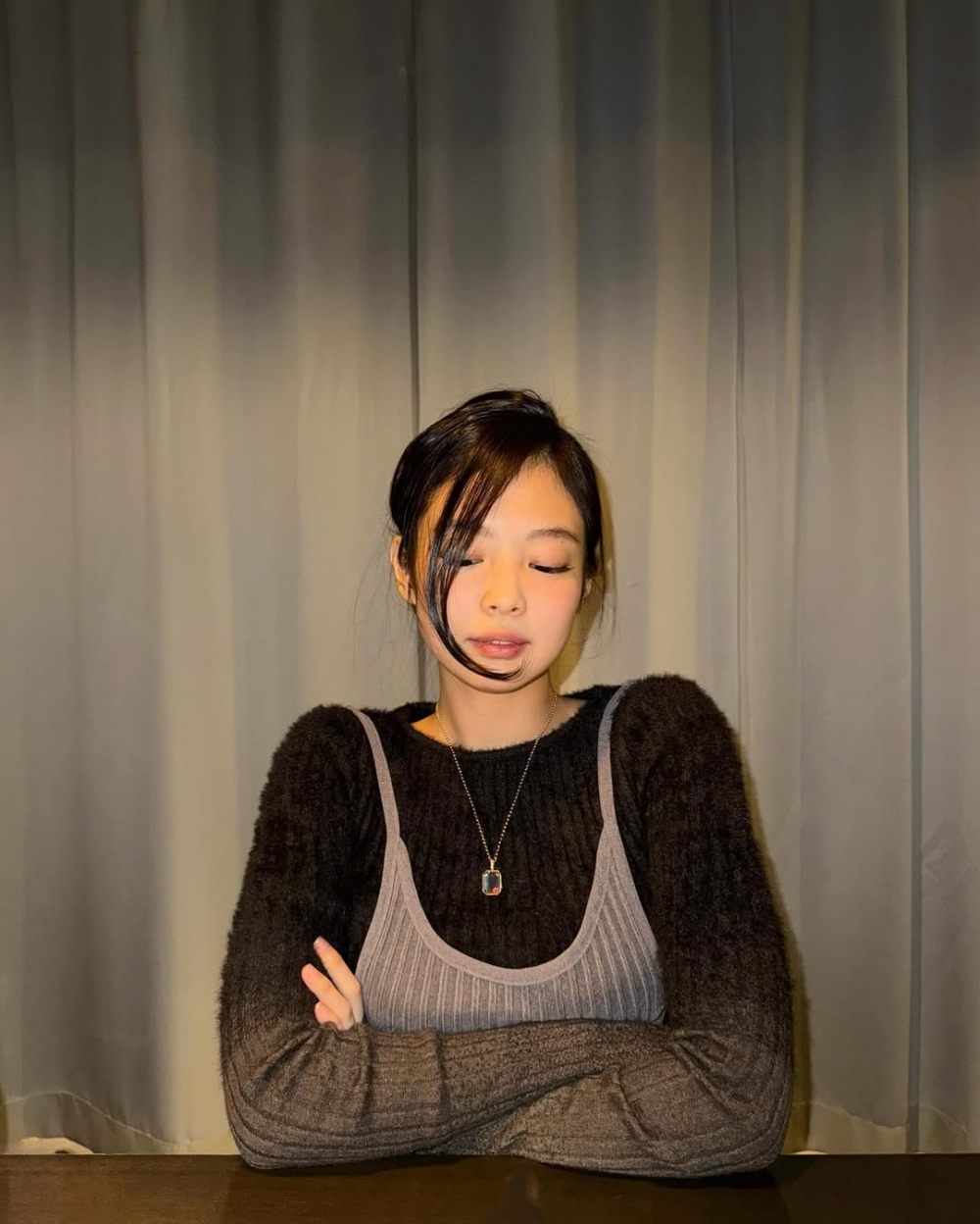 Kh&ocirc;ng chỉ dừng lại ở trang phục, Jennie c&ograve;n ho&agrave;n thiện phong c&aacute;ch &ldquo;Parisian-chic&rdquo; của m&igrave;nh bằng c&aacute;ch trang điểm nhẹ nh&agrave;ng nhưng tinh tế. Lối makeup trong veo, tập trung v&agrave;o l&agrave;n da căng b&oacute;ng, m&aacute; ửng hồng v&agrave; đ&ocirc;i m&ocirc;i đỏ trầm nhẹ l&agrave; c&ocirc;ng thức kinh điển của vẻ đẹp kiểu Paris. B&ecirc;n cạnh trang phục, thần th&aacute;i l&agrave; yếu tố quan trọng gi&uacute;p Jennie ho&agrave;n thiện phong c&aacute;ch. C&ocirc; lu&ocirc;n xuất hiện với d&aacute;ng vẻ tự tin, thoải m&aacute;i, kh&ocirc;ng qu&aacute; cầu kỳ nhưng vẫn đầy sức h&uacute;t. 