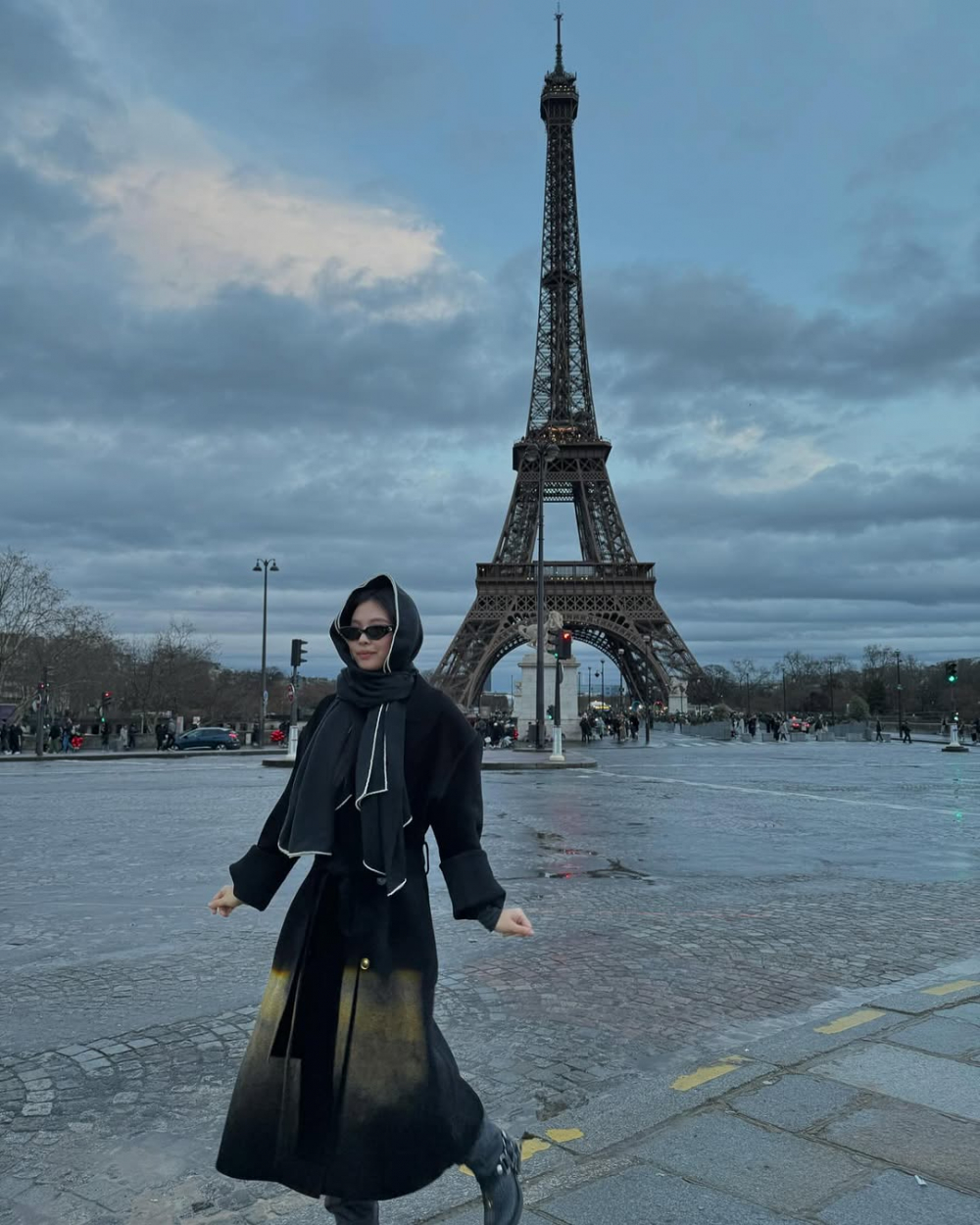 Phong c&aacute;ch &ldquo;Parisian-chic&rdquo; l&agrave; biểu tượng của vẻ đẹp thanh lịch v&agrave; tối giản đặc trưng của phụ nữ Paris. Kh&ocirc;ng ph&ocirc; trương nhưng vẫn đầy cuốn h&uacute;t, phong c&aacute;ch n&agrave;y tạo n&ecirc;n sự c&acirc;n bằng ho&agrave;n hảo giữa trang phục cơ bản v&agrave; phụ kiện tinh tế, mang lại vẻ ngo&agrave;i tự nhi&ecirc;n m&agrave; vẫn sang trọng. 