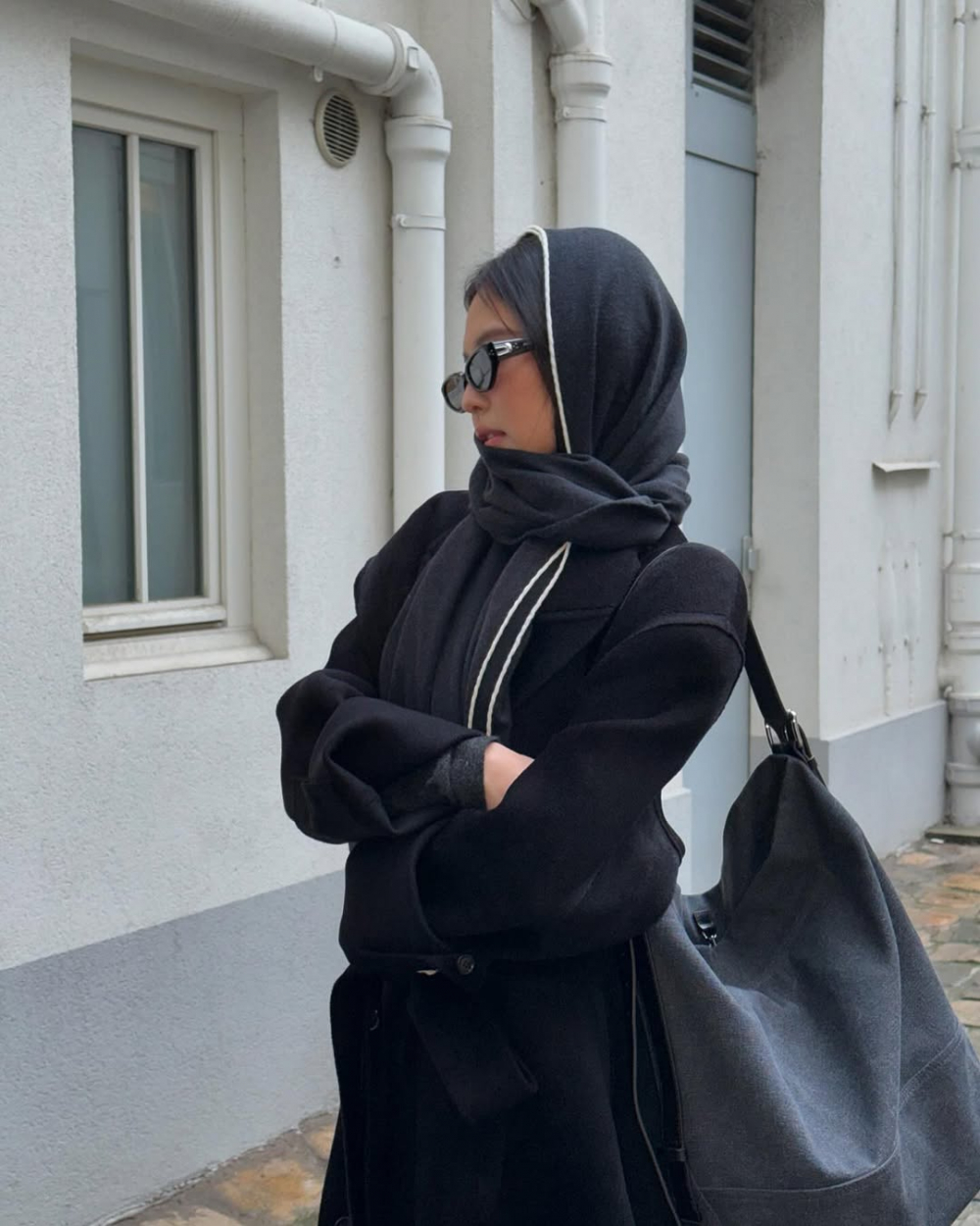 Một trong những b&iacute; quyết gi&uacute;p Jennie lu&ocirc;n giữ vững phong c&aacute;ch của những qu&yacute; c&ocirc; Paris l&agrave; lựa chọn trang phục c&oacute; chất liệu cao cấp v&agrave; phom d&aacute;ng chuẩn. D&ugrave; diện một chiếc &aacute;o len đơn giản hay quần jeans cổ điển, c&ocirc; lu&ocirc;n ưu ti&ecirc;n những thiết kế c&oacute; đường cắt tinh tế, &ocirc;m vừa vặn cơ thể để t&ocirc;n l&ecirc;n v&oacute;c d&aacute;ng. Những chất liệu như len cashmere, lụa, tweed hay cotton cao cấp kh&ocirc;ng chỉ mang lại cảm gi&aacute;c thoải m&aacute;i m&agrave; c&ograve;n gi&uacute;p bộ trang phục tr&ocirc;ng sang trọng hơn d&ugrave; kh&ocirc;ng cần qu&aacute; nhiều chi tiết cầu kỳ.