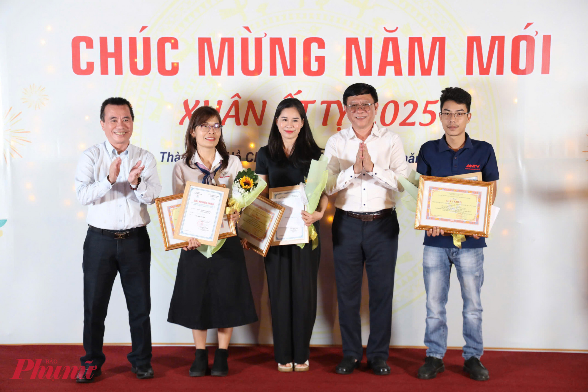 Ph&oacute;ng vi&ecirc;n Nguyễn Loan (ở giữa) nhận giải thưởng - Ảnh: N.L.
