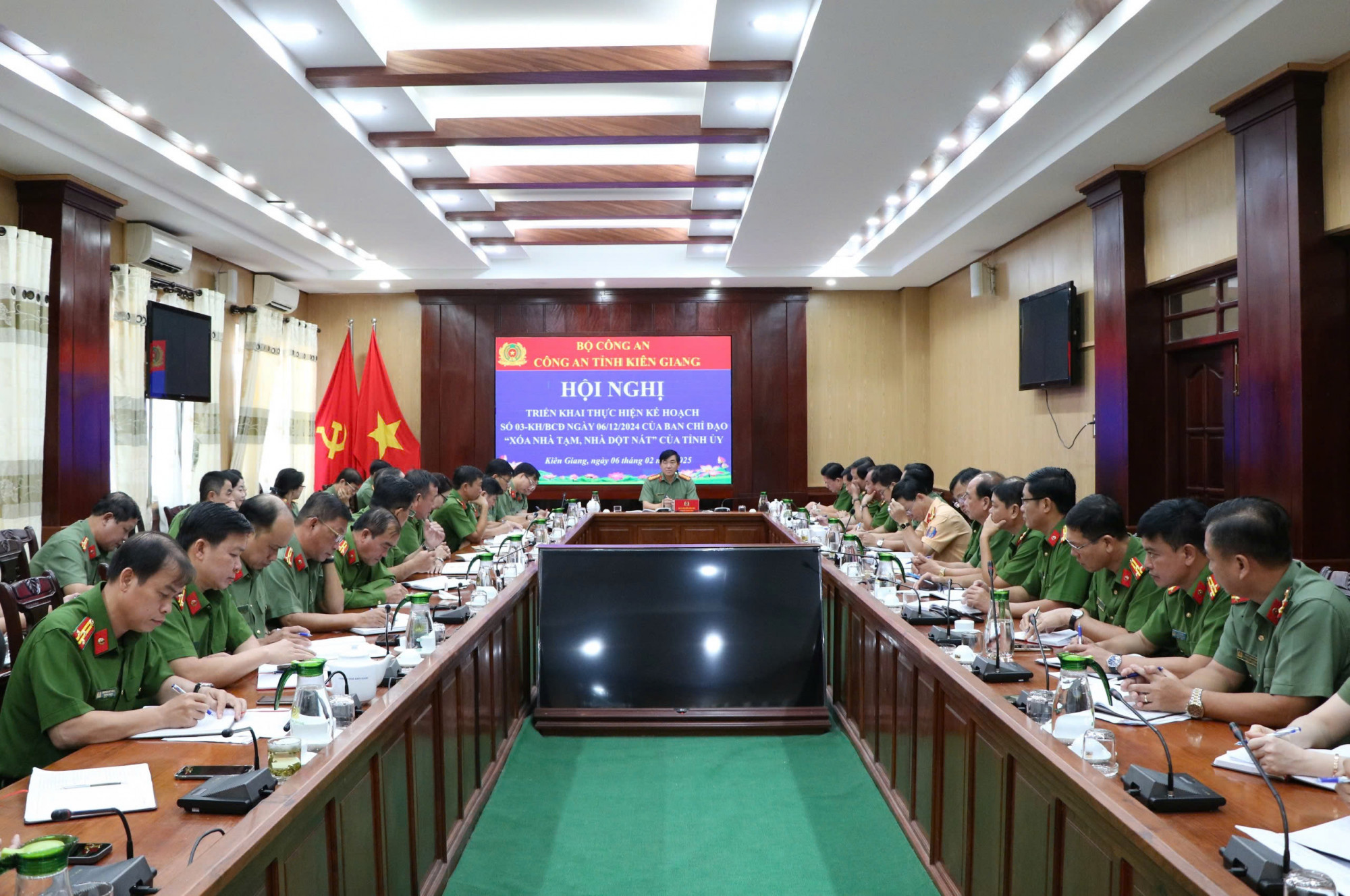 C&ocirc;ng an tỉnh Ki&ecirc;n Giang triển khai l&agrave;m 600 căn nh&agrave; x&oacute;a nh&agrave; tạm, nh&agrave; dột n&aacute;t - Ảnh Tiến Dũng