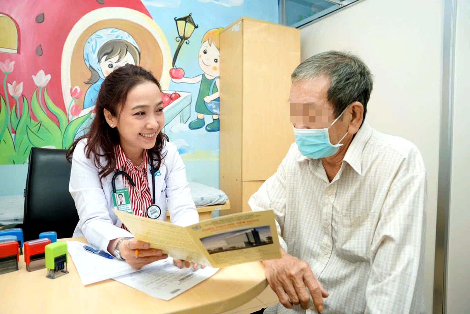 B&aacute;c sĩ Nguyễn Hiền Minh tư vấn ti&ecirc;m ngừa vắc xin c&uacute;m cho người cao tuổi
