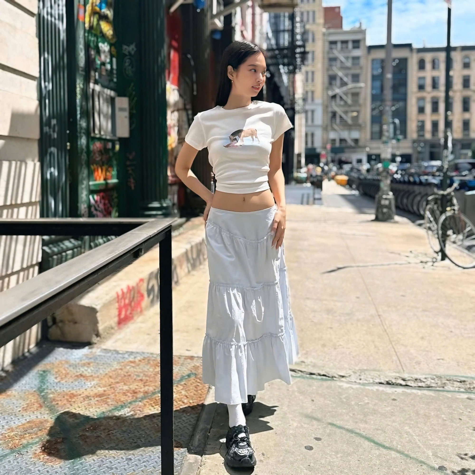 Gi&agrave;y thể thao kh&ocirc;ng d&acirc;y, hay c&ograve;n gọi l&agrave; gi&agrave;y sneaker &ldquo;lai&rdquo;, l&agrave; một xu hướng bắt đầu xuất hiện từ v&agrave;i năm trước nhưng đ&atilde; nhanh ch&oacute;ng trở th&agrave;nh hiện tượng được y&ecirc;u th&iacute;ch tr&ecirc;n to&agrave;n thế giới Kh&aacute;c với những đ&ocirc;i gi&agrave;y thể thao truyền thống, gi&agrave;y thể thao kh&ocirc;ng d&acirc;y loại bỏ ho&agrave;n to&agrave;n hoặc thay thế c&aacute;c chi tiết d&acirc;y buộc bằng c&aacute;c phụ kiện kh&aacute;c như kh&oacute;a, đai, hoặc chất liệu co gi&atilde;n, gi&uacute;p việc đi gi&agrave;y trở n&ecirc;n đơn giản v&agrave; nhanh ch&oacute;ng hơn bao giờ hết.