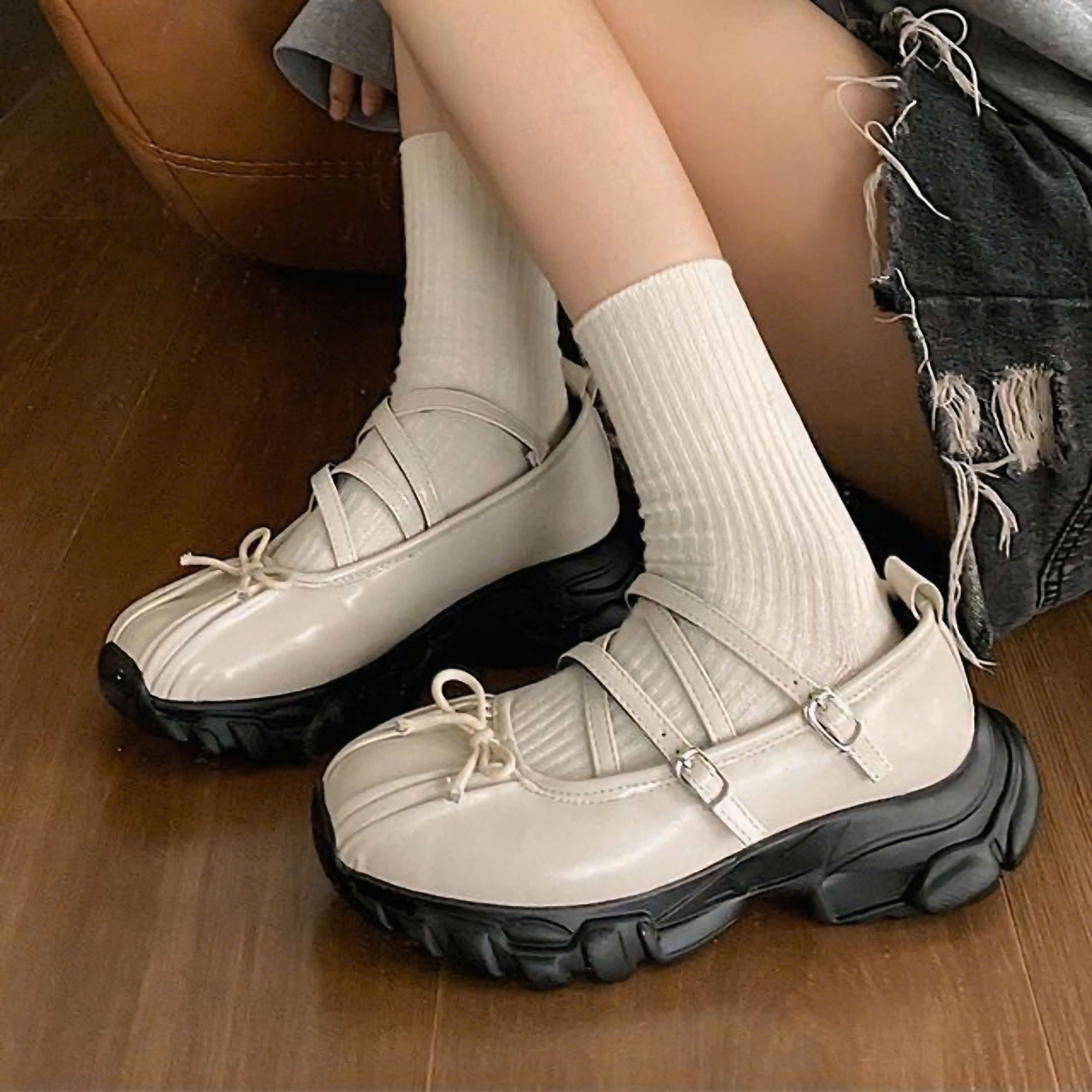 Một trong những d&ograve;ng gi&agrave;y kh&ocirc;ng d&acirc;y nổi bật v&agrave; được y&ecirc;u th&iacute;ch nhất phải kể đến Mary Jane sneaker. Được thiết kế với một chiếc đai ngang qua mu b&agrave;n ch&acirc;n thay v&igrave; sử dụng d&acirc;y gi&agrave;y truyền thống, kiểu gi&agrave;y n&agrave;y c&oacute; sự kết hợp ho&agrave;n hảo giữa vẻ nữ t&iacute;nh, thanh lịch của gi&agrave;y Mary Jane v&agrave; sự năng động, khỏe khoắn của gi&agrave;y thể thao.