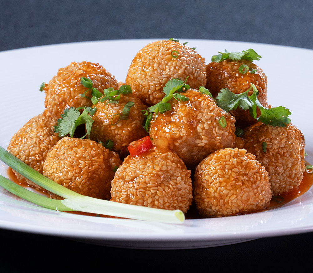 Đầu ti&ecirc;n l&agrave; m&oacute;n &ldquo;Khoai m&ocirc;n nh&uacute;ng bột sốt chua ngọt&rdquo; với nguy&ecirc;n liệu gồm khoai m&ocirc;n, bột nếp, bột m&igrave;, m&egrave; trắng v&agrave; trứng g&agrave;. Anh cho biết b&ecirc;n trong nh&acirc;n b&aacute;nh khoai m&ocirc;n l&agrave; ph&ocirc; mai v&agrave; tương ớt Chinsu để tạo hương vị bất ngờ cho thượng kh&aacute;ch. B&ecirc;n ngo&agrave;i lăn một lớp m&egrave;. Về c&aacute;ch thức chế biến, Chef Cường sử dụng nồi chi&ecirc;n kh&ocirc;ng dầu Toshiba ở nhiệt độ 170-180 độ thời gian l&agrave; 10-12 ph&uacute;t vừa tiện lợi, nhanh v&agrave; ph&ugrave; hợp lối sống hiện đại. 