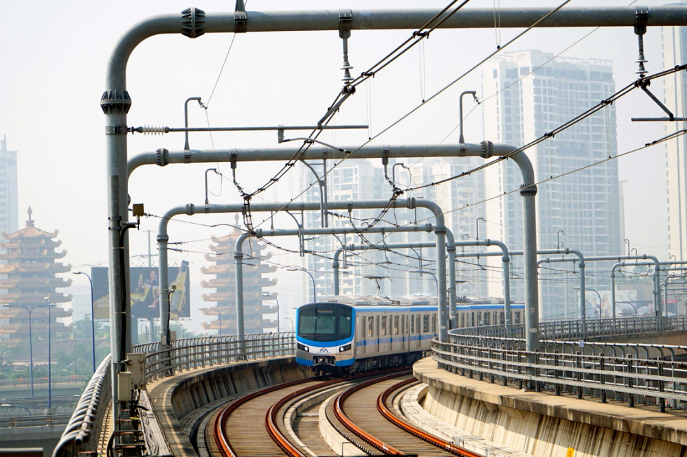 Sau 17 năm chờ đợi, t&agrave;u điện tr&ecirc;n tuyến metro số 1 đ&atilde; lăn b&aacute;nh