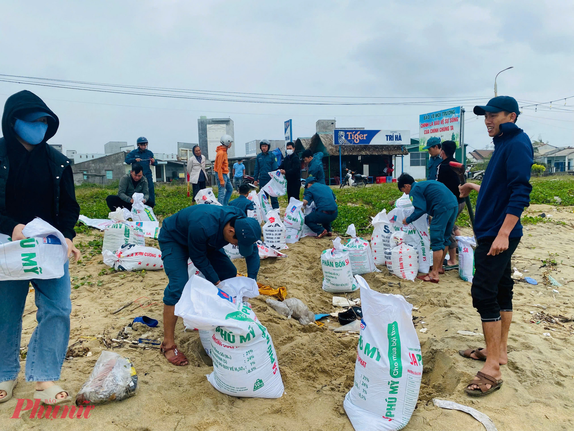 Ch&iacute;nh quyền x&atilde; An Ph&uacute; đ&atilde; huy động c&aacute;c lực lượng d&ugrave;ng bao c&aacute;t để k&egrave; chắn tạm hạn chế s&oacute;ng biển x&acirc;m thực