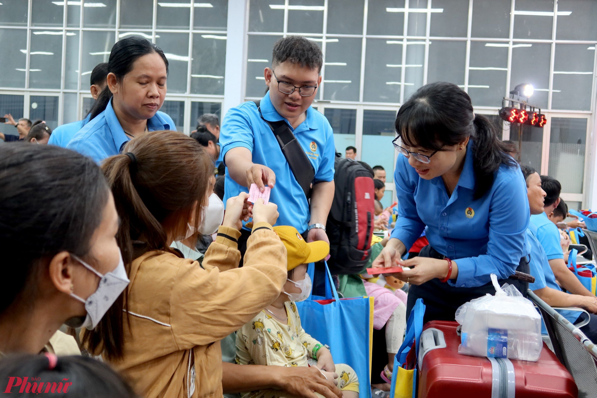 LĐLĐ TPHCM tặng v&eacute; t&agrave;u lửa đưa người lao động về qu&ecirc; ăn tết năm 2024 - Ảnh: Ngọc Trăm