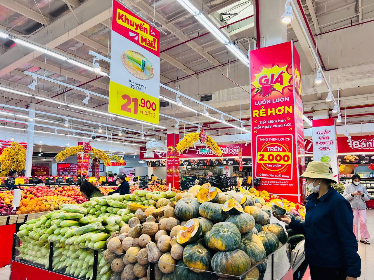 Người ti&ecirc;u d&ugrave;ng chọn mua thực phẩm tươi sống tại một si&ecirc;u thị GO!