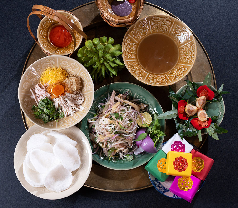 Chef Trung Hiếu đem đến Si&ecirc;u Bếp 2 m&oacute;n ăn quen thuộc miền Bắc l&agrave; &ldquo;nộm g&agrave; x&eacute; phay&rdquo; v&agrave; &ldquo;b&uacute;n thang&rdquo;. Với &ldquo;nộm g&agrave; x&eacute; phay&rdquo;, c&aacute;c nguy&ecirc;n liệu gồm thịt g&agrave; x&eacute;, h&agrave;nh t&acirc;y, c&agrave; rốt, gi&aacute; đỗ, rau răm, l&aacute; chanh, lạc rang. Anh cũng chia sẻ c&aacute;ch l&agrave;m nước mắm trộn nộm l&agrave; pha 3 th&igrave;a canh nước mắm, 2 th&igrave;a tương ớt + 2 th&igrave;a canh đường + 2 th&igrave;a canh nước cốt chanh + tỏi băm + ớt th&aacute;i l&aacute;t. 