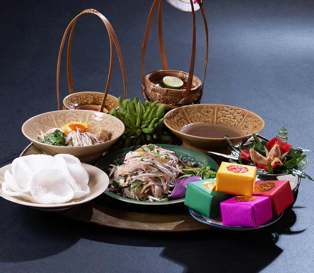 M&oacute;n thứ hai l&agrave; &ldquo;b&uacute;n thang&rdquo;. Nguy&ecirc;n liệu gồm b&uacute;n tươi, thịt g&agrave; ta, trứng g&agrave;, gi&ograve; lụa, t&ocirc;m kh&ocirc;, nấm hương, củ cải kh&ocirc; v&agrave; c&aacute;c loại rau thơm như h&agrave;nh l&aacute;, rau răm, m&ugrave;i t&agrave;u (ng&ograve; gai), gừng, h&agrave;nh t&iacute;m&hellip; Gia vị c&oacute; mắm t&ocirc;m (t&ugrave;y chọn), nước mắm, tương ớt, muối, ti&ecirc;u, đường, bột ngọt, giấm gạo hoặc chanh.