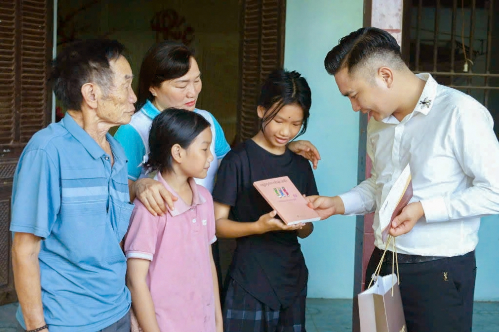 Ngo&agrave;i chu cấp tiền hằng th&aacute;ng, anh Ho&agrave;ng Nguyễn Trọng Dũng lu&ocirc;n cố gắng tổ chức những buổi gặp v&agrave; tặng qu&agrave; kh&iacute;ch lệ c&aacute;c con v&agrave;o c&aacute;c dịp lễ, tết