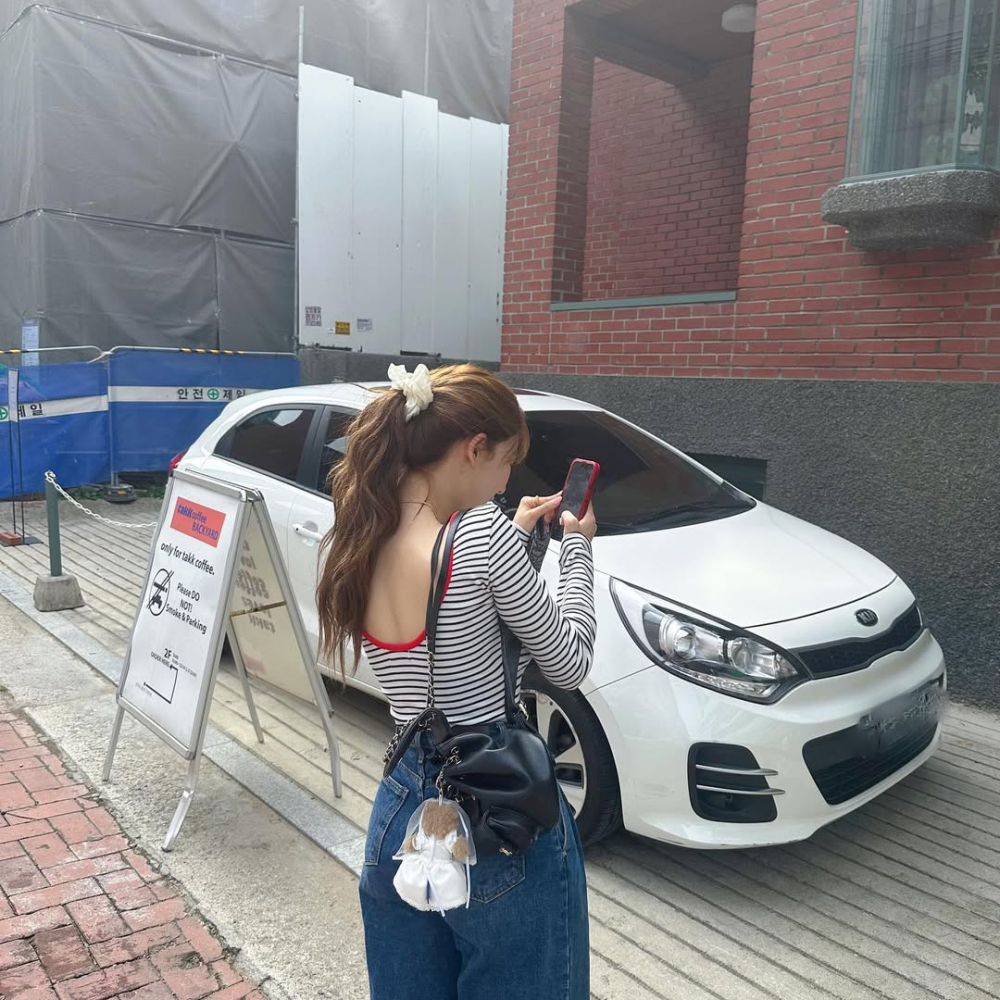 Lee Nayeon thường chọn những chiếc balo da đi k&egrave;m charm bag để ho&agrave;n thiện phong c&aacute;ch thanh lịch v&agrave; hiện đại của m&igrave;nh. Balo da lu&ocirc;n l&agrave; một item thời trang kh&ocirc;ng bao giờ lỗi mốt nhờ v&agrave;o chất liệu bền bỉ v&agrave; vẻ ngo&agrave;i sang trọng. Điểm nhấn nằm ở những charm bag nhỏ xinh được đ&iacute;nh k&egrave;m, gi&uacute;p tạo n&eacute;t c&aacute; t&iacute;nh ri&ecirc;ng biệt. Bạn c&oacute; thể t&ugrave;y &yacute; lựa chọn c&aacute;c charm bag theo sở th&iacute;ch, từ h&igrave;nh tr&aacute;i tim, ng&ocirc;i sao đến những biểu tượng ngộ nghĩnh. 