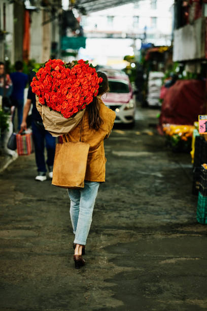 Những b&oacute; hoa hồng rực rỡ, những g&oacute;i qu&agrave; lộng lẫy hay những lời tỏ t&igrave;nh nồng ch&aacute;y v&agrave;o ng&agrave;y 14/2 h&agrave;ng năm cũng kh&ocirc;ng thể hứa hẹn gắn kết người ta với nhau m&atilde;i m&atilde;i (ảnh minh hoạ) 