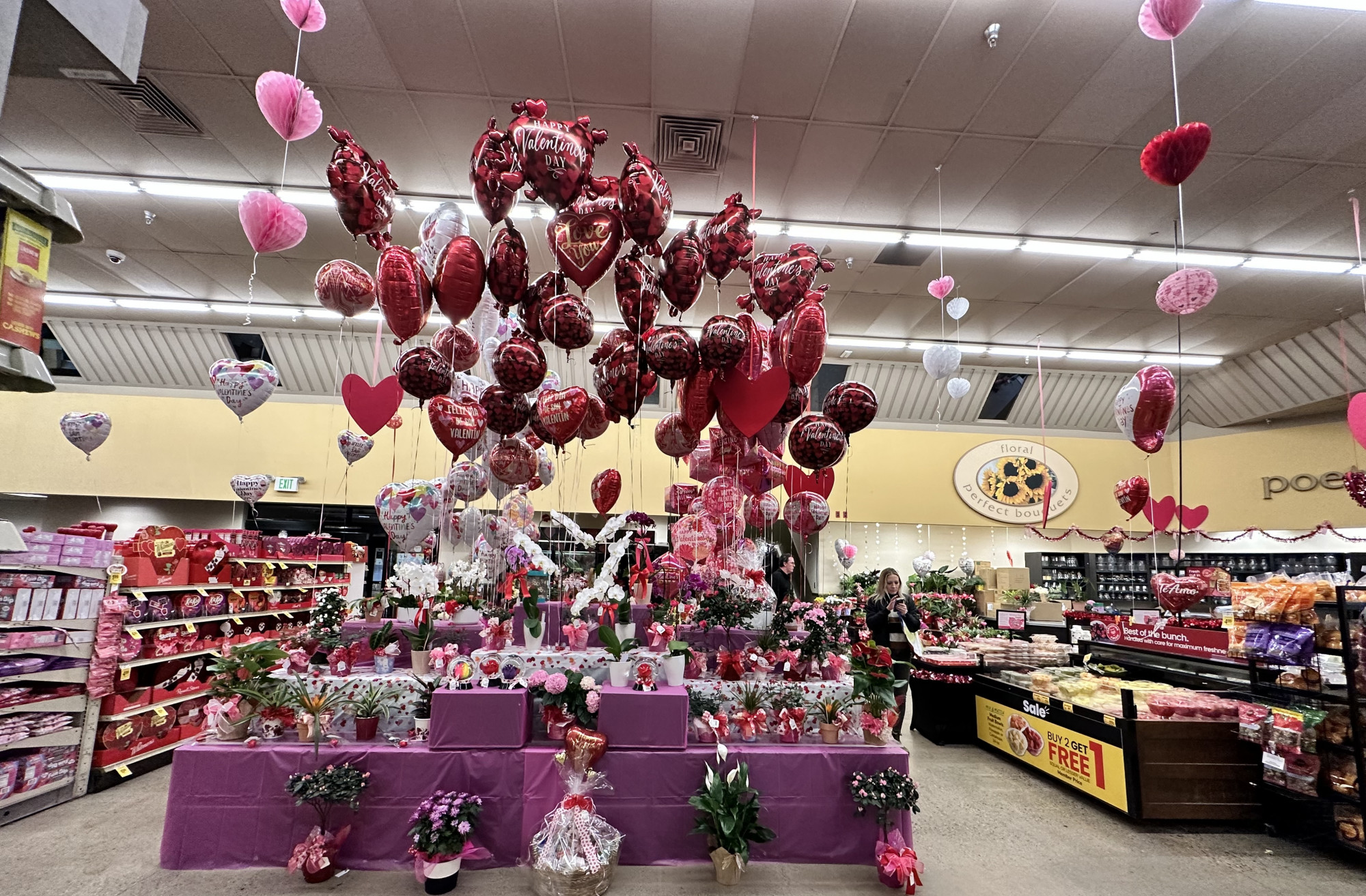 C&aacute;c trung t&acirc;m mua sắm, si&ecirc;u thị đ&atilde; trang tr&iacute; lộng lẫy để ch&agrave;o đ&oacute;n ng&agrave;y Valentine (ảnh: t&aacute;c giả cung cấp)