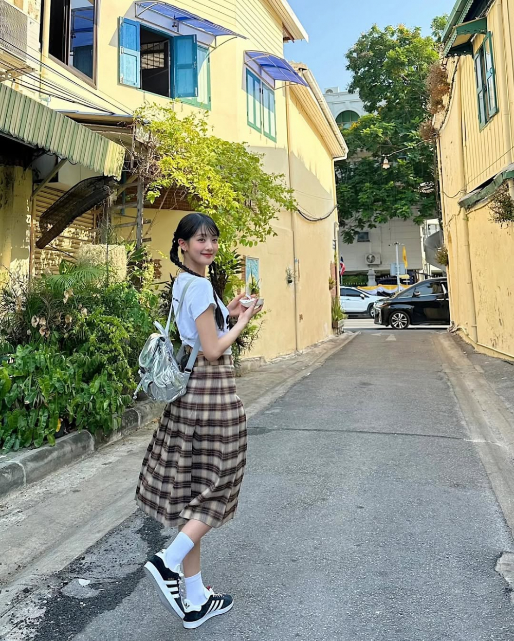 Minnie (G-IDLE) lu&ocirc;n g&acirc;y ấn tượng bởi phong c&aacute;ch thời thượng v&agrave; c&aacute; t&iacute;nh v&agrave; balo &aacute;nh kim ch&iacute;nh l&agrave; điểm nhấn gi&uacute;p c&ocirc; n&agrave;ng tỏa s&aacute;ng. Những chiếc balo &aacute;nh kim thường được thiết kế từ chất liệu da b&oacute;ng hoặc kim loại phản quang, mang lại cảm gi&aacute;c lấp l&aacute;nh v&agrave; sang trọng. Đ&acirc;y l&agrave; lựa chọn l&yacute; tưởng cho những c&ocirc; g&aacute;i muốn tạo điểm nhấn độc đ&aacute;o cho trang phục của m&igrave;nh. Bạn c&oacute; thể mang balo &aacute;nh kim trong những buổi tiệc nhẹ, đi chơi hoặc dạo phố, chắc chắn sẽ thu h&uacute;t mọi &aacute;nh nh&igrave;n. Để kh&ocirc;ng l&agrave;m trang phục trở n&ecirc;n qu&aacute; rối, h&atilde;y chọn những bộ đồ đơn sắc hoặc tối giản để l&agrave;m nổi bật chiếc balo. Với phong c&aacute;ch n&agrave;y, bạn sẽ vừa c&aacute; t&iacute;nh, vừa thời trang, ph&ugrave; hợp để ch&agrave;o đ&oacute;n một năm mới đầy năng lượng.