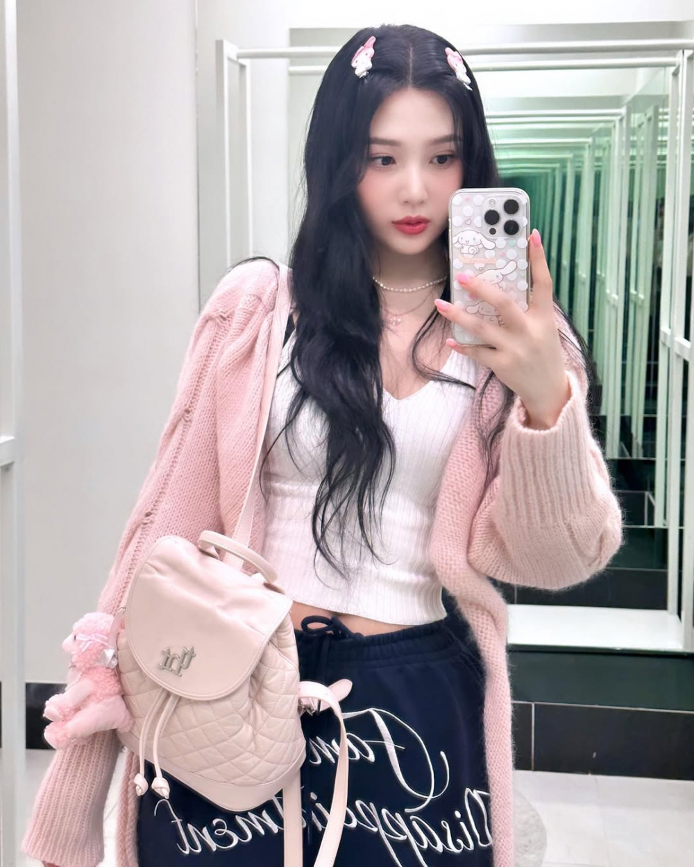 Joy (Red Velvet) lu&ocirc;n nổi bật với phong c&aacute;ch đ&aacute;ng y&ecirc;u, nữ t&iacute;nh v&agrave; balo hồng l&agrave; một trong những m&oacute;n đồ c&ocirc; thường sử dụng. Những chiếc balo m&agrave;u hồng, từ t&ocirc;ng pastel nhẹ nh&agrave;ng đến hồng đậm nổi bật, đều dễ d&agrave;ng l&agrave;m bạn trở n&ecirc;n nổi bật trong đ&aacute;m đ&ocirc;ng. Được thiết kế với nhiều kiểu d&aacute;ng, balo hồng kh&ocirc;ng chỉ ph&ugrave; hợp cho những buổi đi chơi m&agrave; c&ograve;n c&oacute; thể d&ugrave;ng khi đi học hoặc l&agrave;m việc. 