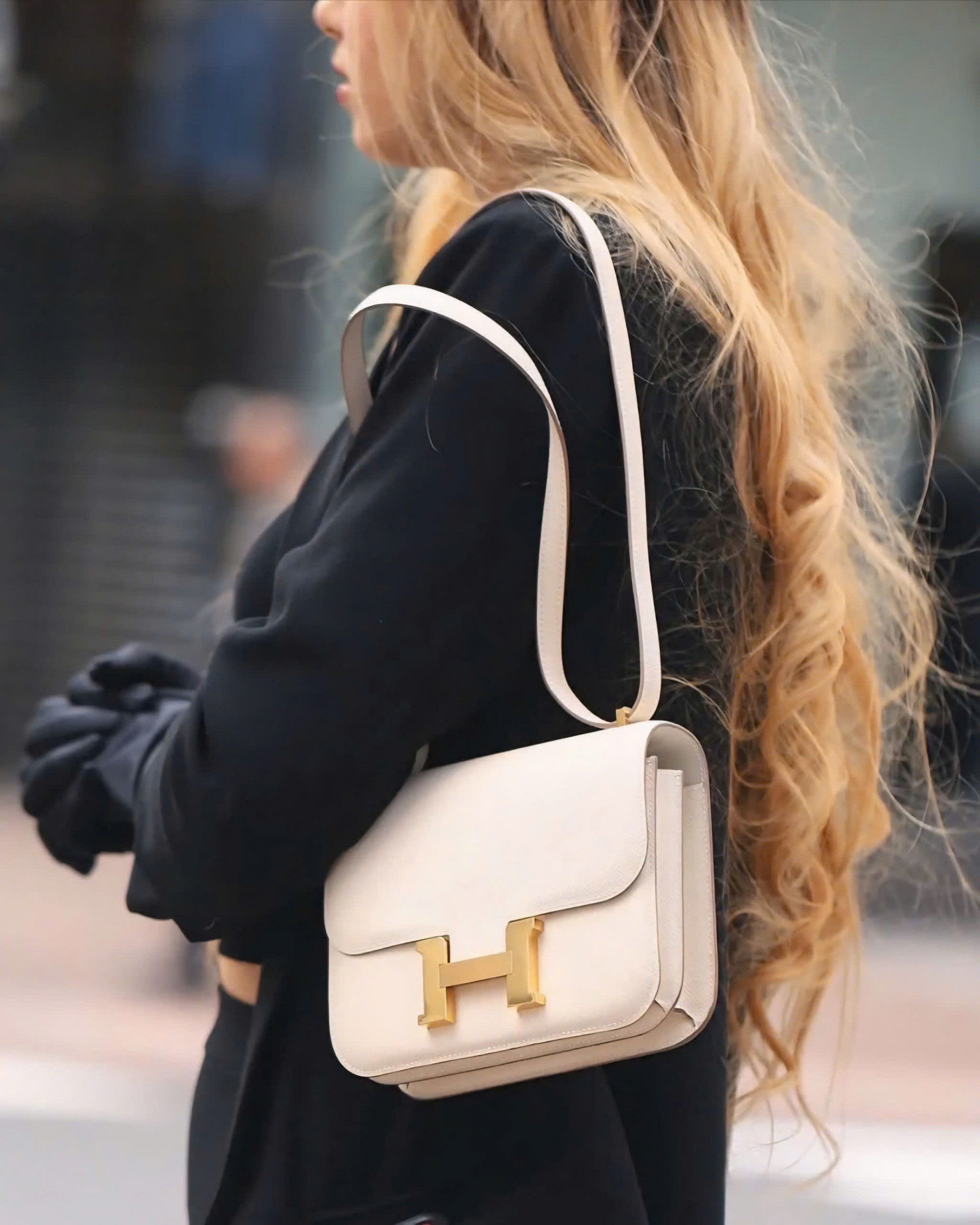 Herm&egrave;s Constance: Đ&acirc;y được xem l&agrave; mẫu t&uacute;i kinh điển nhất d&agrave;nh cho những t&iacute;n đồ theo đuổi phong c&aacute;ch thanh lịch. D&ugrave; thiết kế kh&ocirc;ng c&oacute; g&igrave; mới lạ lại tạo ra sức h&uacute;t kh&ocirc;ng thể chối từ. T&uacute;i x&aacute;ch Constance của Herm&egrave;s được thiết kế bởi nh&agrave; thiết kế Catherine Chaillet v&agrave;o năm 1967 theo y&ecirc;u cầu của Jean-Louis Dumas. Với những đường n&eacute;t đơn giản, kh&oacute;a h&igrave;nh chữ T, t&uacute;i x&aacute;ch Constance lu&ocirc;n được y&ecirc;u th&iacute;ch sau 50 năm ra đời.