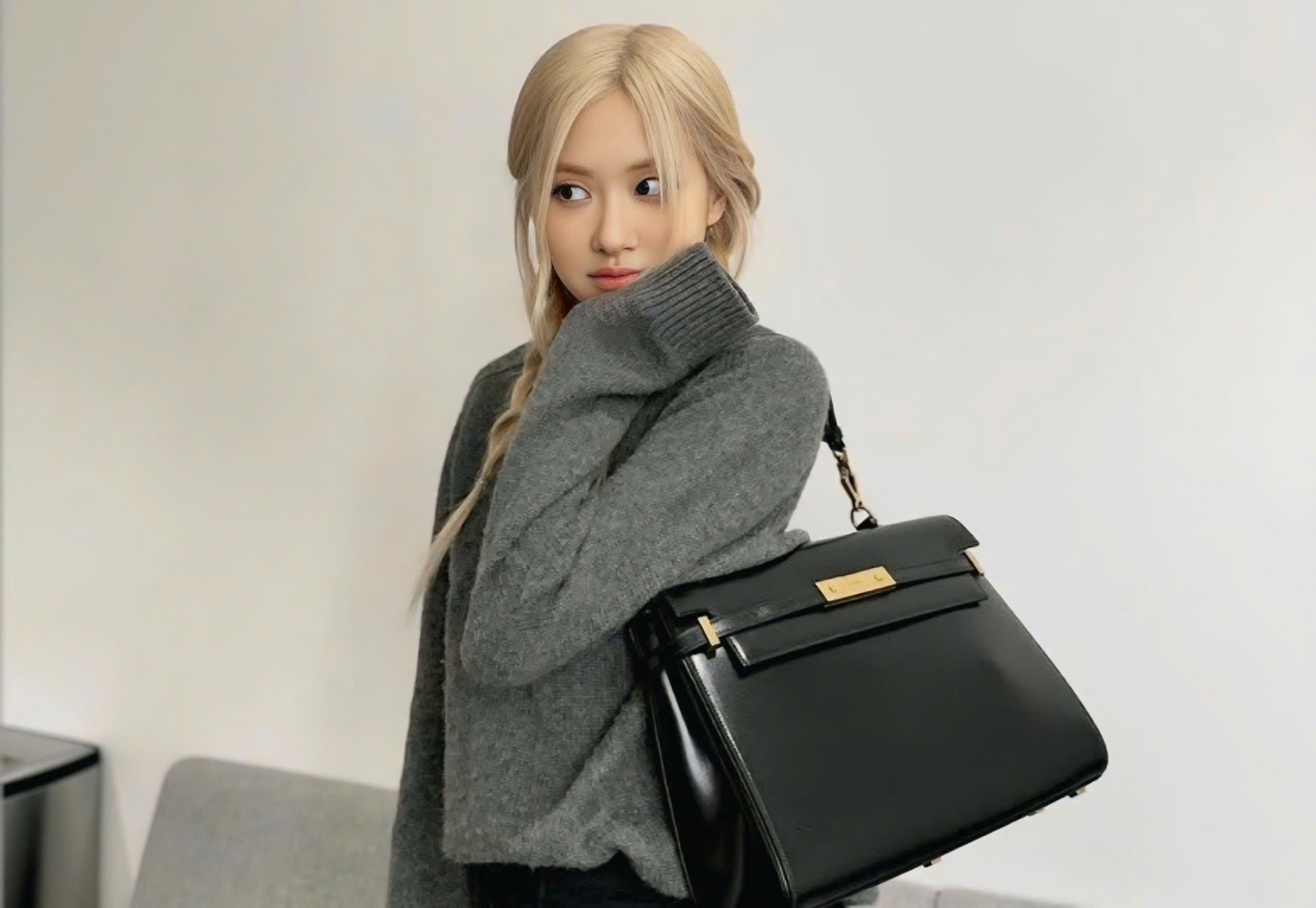 Saint Laurent Manhattan  Nhắc đến thương hiệu Saint Laurent, người ta nghĩ ngay đến kh&aacute;i niệm tối giản v&agrave; sang trọng. Sẽ kh&ocirc;ng c&ograve;n điều g&igrave; ph&ugrave; hợp hơn việc mở b&aacute;t đầu năm mới bằng h&igrave;nh ảnh lady của một qu&yacute; c&ocirc; sang chảnh tay cầm tr&ecirc;n tay mẫu t&uacute;i x&aacute;ch Manhattan. Ho&agrave;n to&agrave;n kh&aacute;c với xu hướng rực rỡ của những năm 2000, thương hiệu n&agrave;y ch&uacute; &yacute; nhiều hơn đến chủ nghĩa tối giản trong những năm 1990: kh&ocirc;ng c&oacute; logo r&otilde; r&agrave;ng, c&aacute;c đường n&eacute;t thiết kế đơn giản. 