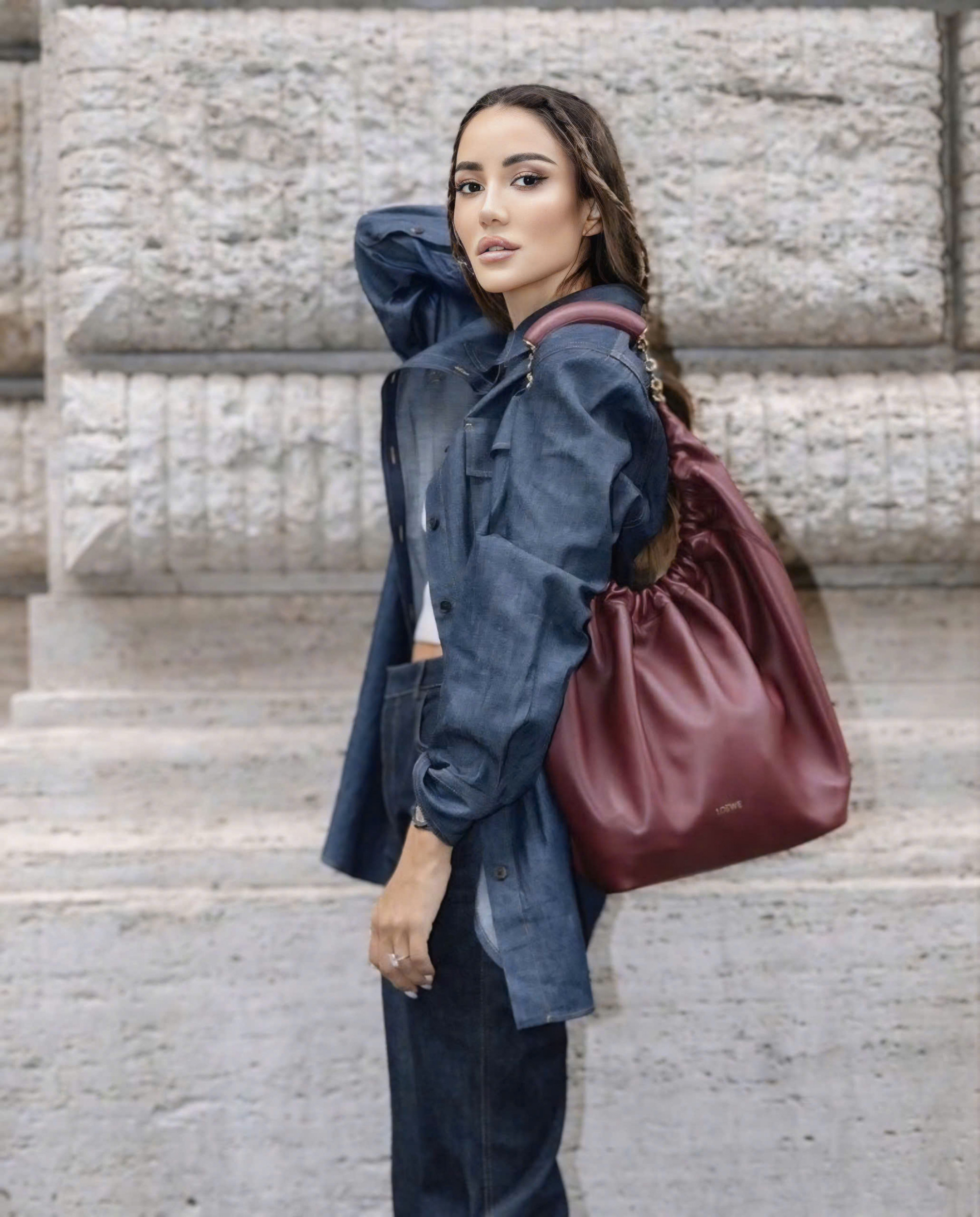 Loewe Squeeze: Trong những năm trở lại đ&acirc;y, thương hiệu Loewe ng&agrave;y c&agrave;ng chiếm được nhiều t&igrave;nh cảm v&agrave; sự ưu &aacute;i của ph&aacute;i đẹp bởi thiết kế cổ điển, sang trọng v&agrave; v&ocirc; c&ugrave;ng độc đ&aacute;o. Với c&aacute;c chi tiết xếp nếp v&agrave; d&acirc;y đeo được chế t&aacute;c dạng donut đẹp mắt, Squeeze l&agrave; một chiếc t&uacute;i mới lạ v&agrave; kh&aacute;c thường, được đặt t&ecirc;n theo h&igrave;nh thức đặc biệt của tay cầm. 