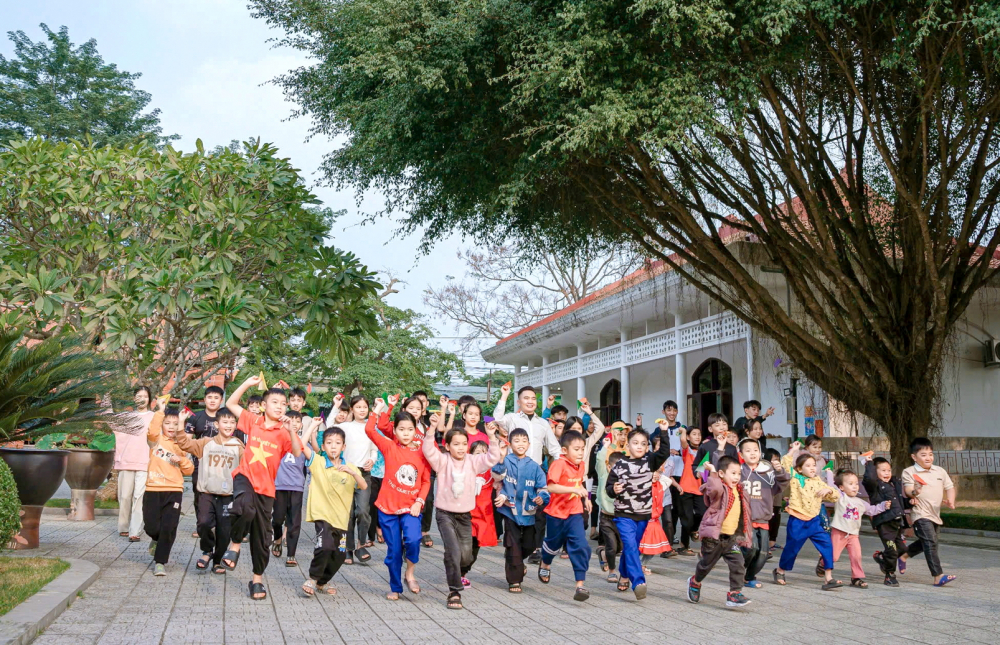 Anh Ho&agrave;ng Nguyễn Trọng Dũng c&ugrave;ng hơn 50 con đỡ đầu ở huyện Nam Đ&agrave;n vui đ&ugrave;a c&ugrave;ng nhau