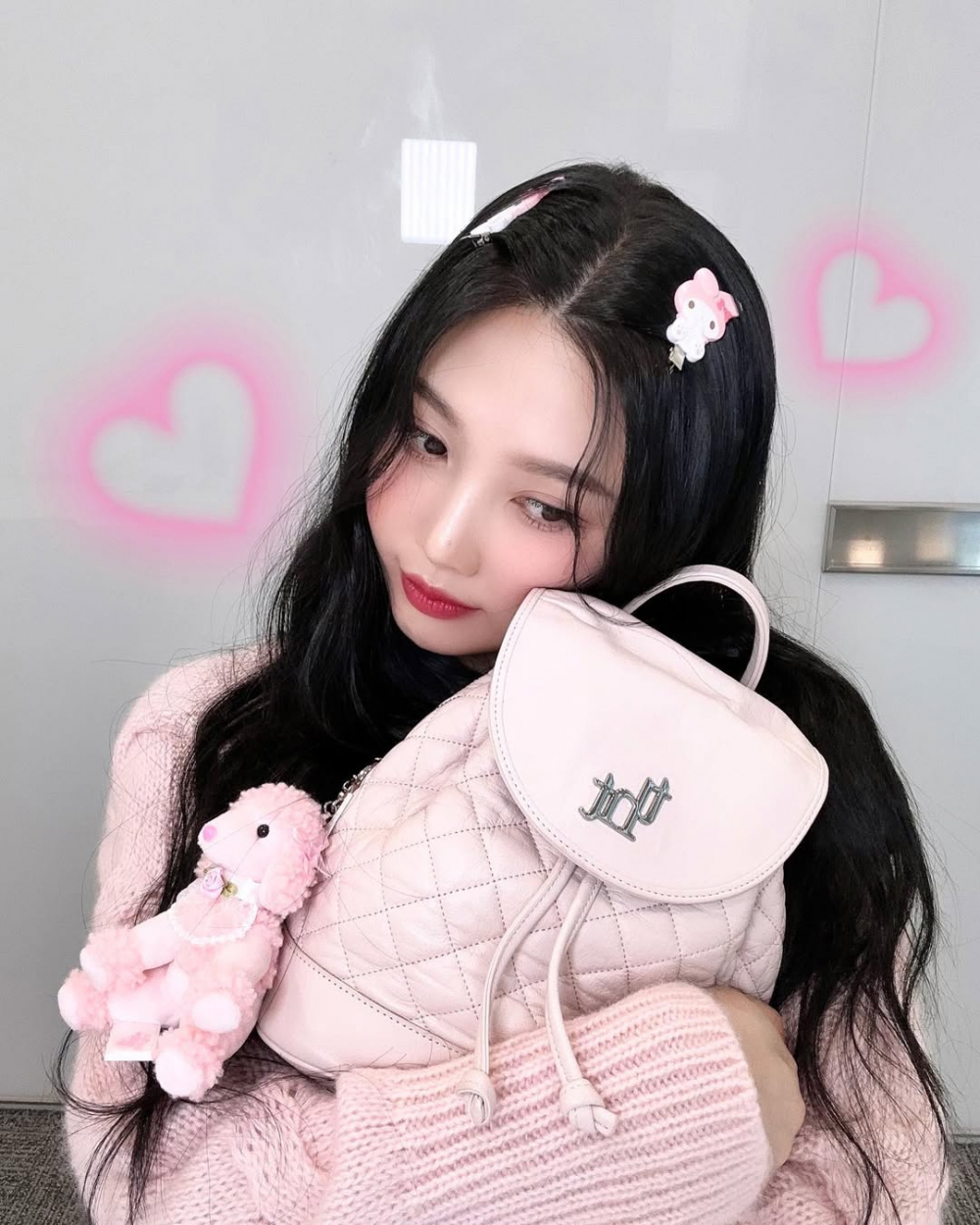 Để ho&agrave;n thiện phong c&aacute;ch giống Joy, bạn c&oacute; thể chọn balo l&agrave;m từ chất liệu da mềm hoặc vải canvas, vừa bền lại vừa thời trang. Phối balo hồng với trang phục trắng, be hoặc hồng nhạt sẽ tạo n&ecirc;n một outfit cực kỳ ngọt ng&agrave;o, ph&ugrave; hợp với kh&ocirc;ng kh&iacute; vui tươi của năm mới.