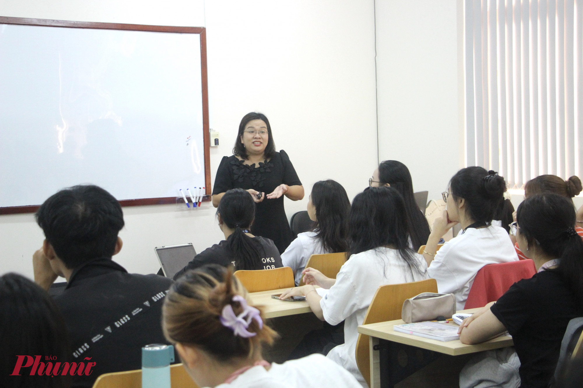 Thu h&uacute;t 100 gi&aacute;o sư thỉnh giảng trong 5 năm  Gi&aacute;o sư thỉnh giảng l&agrave; chức danh do gi&aacute;m đốc Đại học Quốc gia TPHCM ra quyết định bổ nhiệm, l&agrave;m việc theo cơ chế b&aacute;n thời gian - Ảnh: Nguyễn Loan