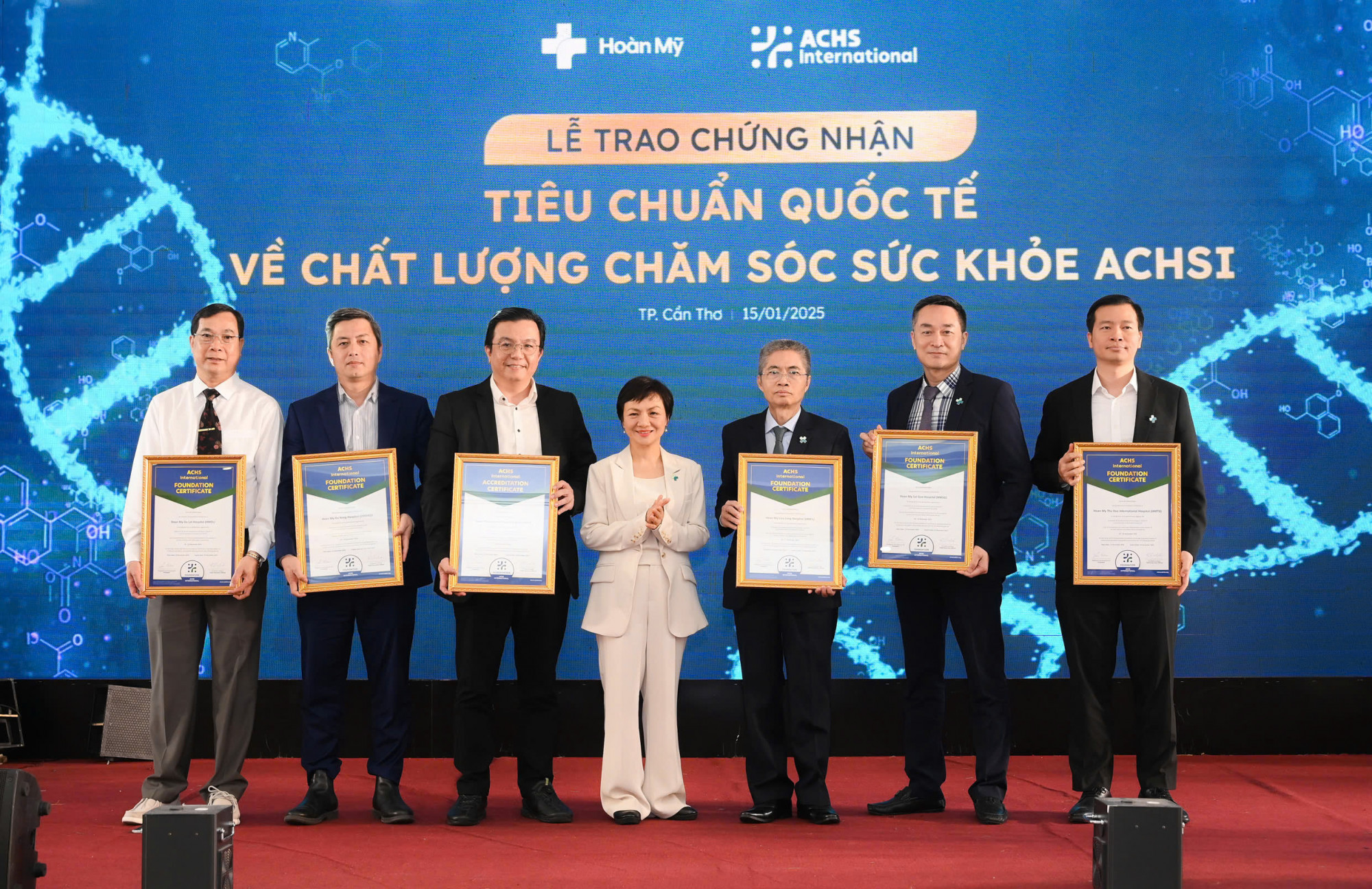Đại diện từ 6 bệnh viện thuộc Tập đo&agrave;n Y khoa Ho&agrave;n Mỹ nhận chứng nhận ti&ecirc;u chuẩn quốc tế về chất lượng chăm s&oacute;c sức khỏe ACHSI - Ảnh: Ho&agrave;n Mỹ