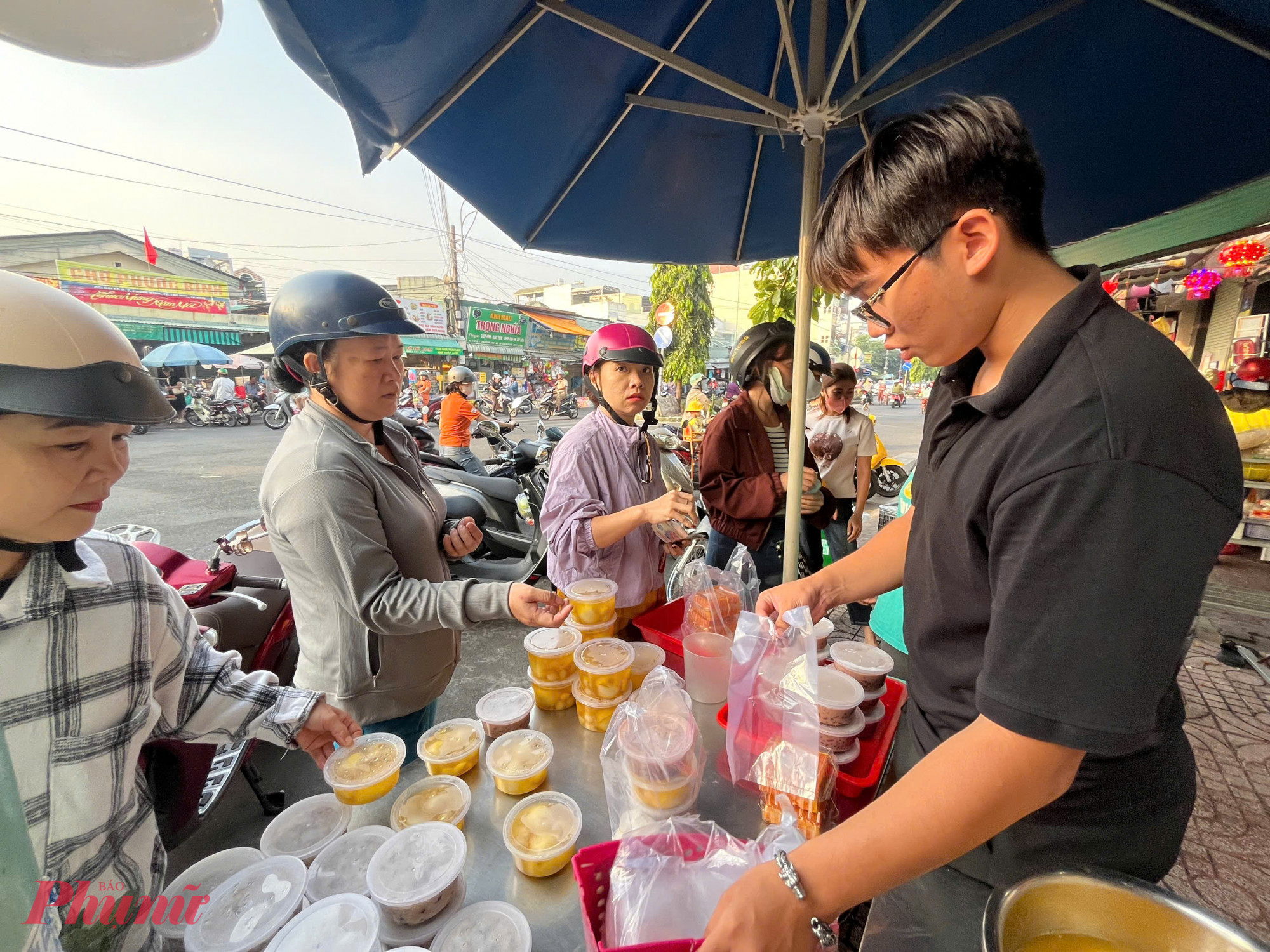X&ocirc;i, ch&egrave;, b&aacute;nh thần t&agrave;i, hủ v&agrave;ng&hellip; cũng l&agrave; mặt h&agrave;ng b&aacute;n chạy trong dịp n&agrave;y. Gi&aacute; c&aacute;c mặt h&agrave;ng n&agrave;y kh&ocirc;ng đổi so với ng&agrave;y thường. 
