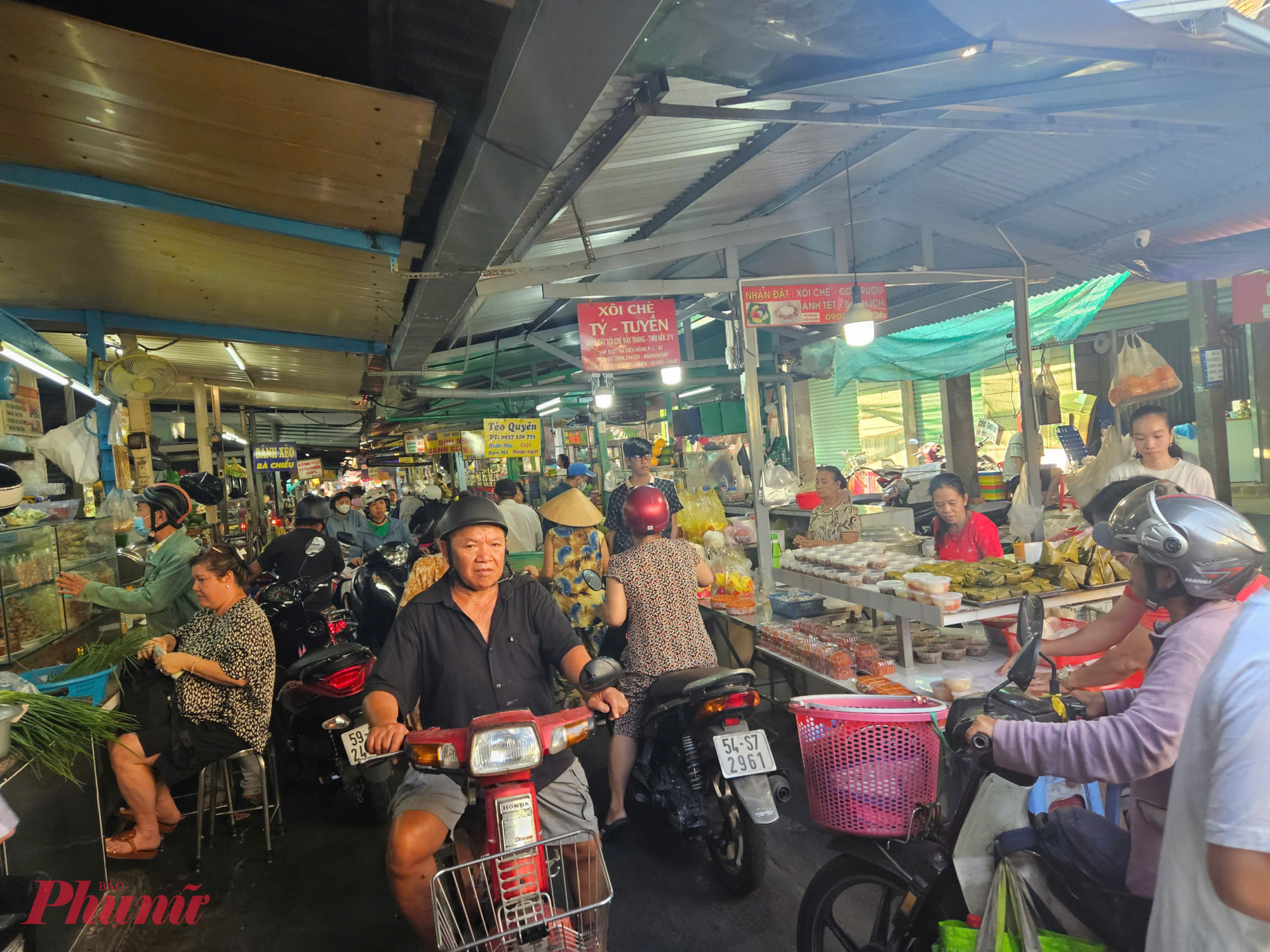 Lối v&agrave;o khu vực b&aacute;n x&ocirc;i ch&egrave;, cau, trầu ở chợ B&agrave; Chiểu đ&ocirc;ng nghịt kh&aacute;ch. Đ&acirc;y cũng l&agrave; mặt h&agrave;ng b&aacute;n chạy trong ng&agrave;y h&ocirc;m nay. 