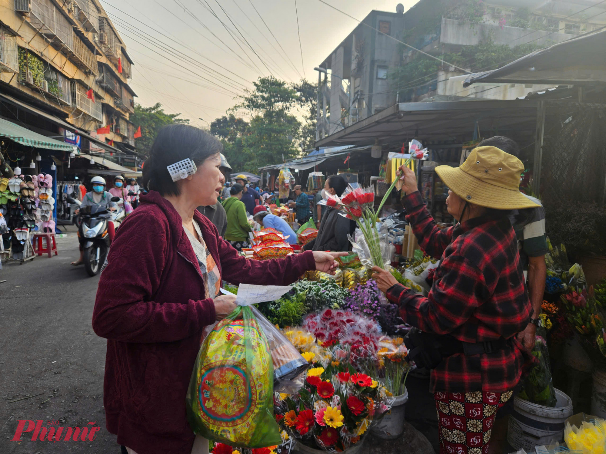 Theo c&aacute;c tiểu thương, nguy&ecirc;n nh&acirc;n gi&aacute; hoa tăng do trong th&aacute;ng Gi&ecirc;ng nhu cầu sử dụng mặt h&agrave;ng n&agrave;y tăng, trong khi c&aacute;c nh&agrave; vườn kh&ocirc;ng kịp cung cấp. Ngo&agrave;i ra, c&ograve;n do trước tết đ&atilde; c&oacute; số lượng lớn hoa tươi được cắt tỉa đưa ra thị trường, n&ecirc;n nguồn cung bị hụt.