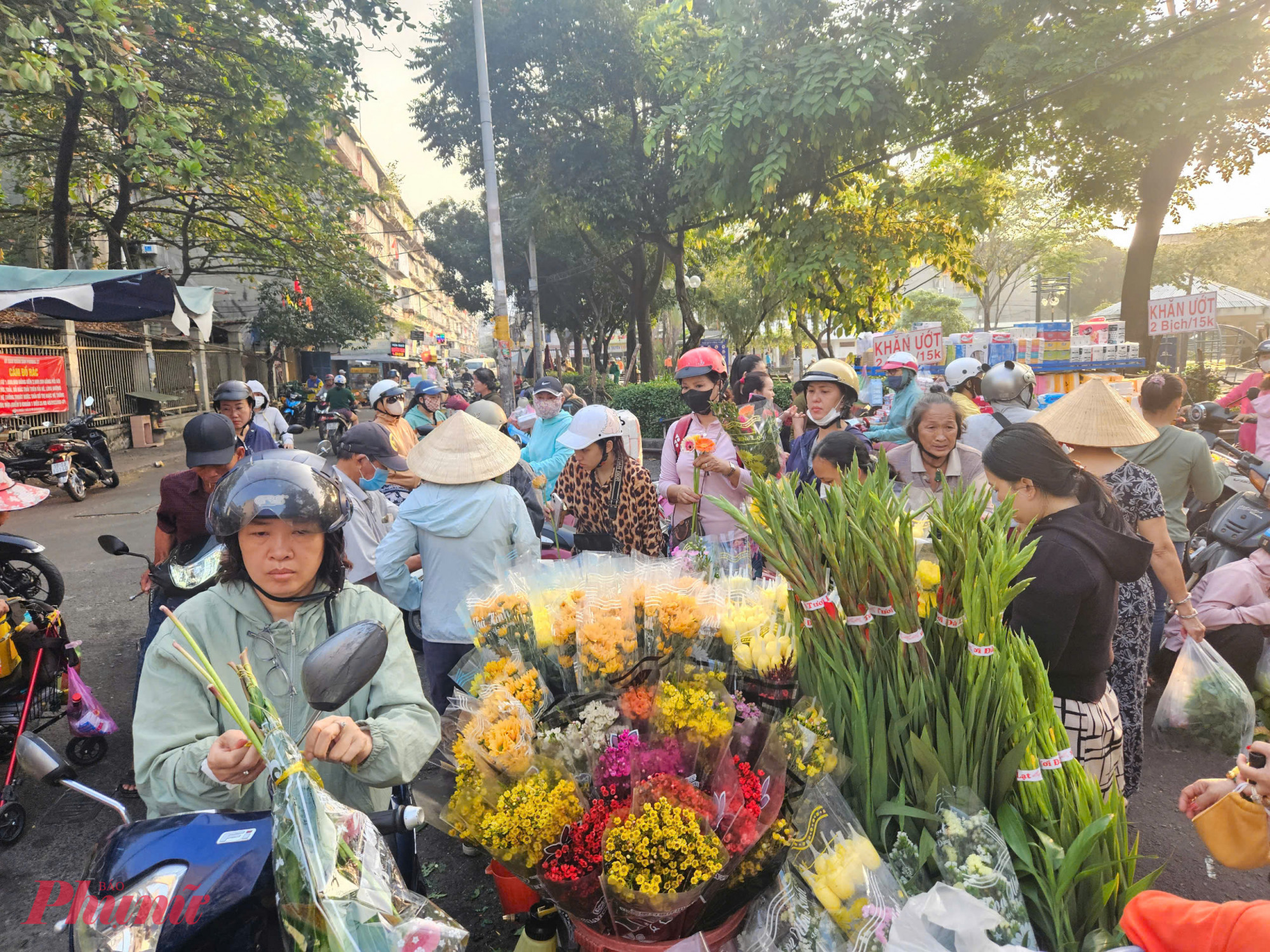 Từ s&aacute;ng sớm, c&aacute;c sạp b&aacute;n hoa tươi ở nhiều khu chợ truyền thống như chợ B&agrave; Chiểu, chợ Thanh Đa (quận B&igrave;nh Thạnh); chợ Phước B&igrave;nh, chợ B&igrave;nh Triệu (TP Thủ Đức)&hellip; đ&atilde; đ&ocirc;ng đ&uacute;c người mua. 