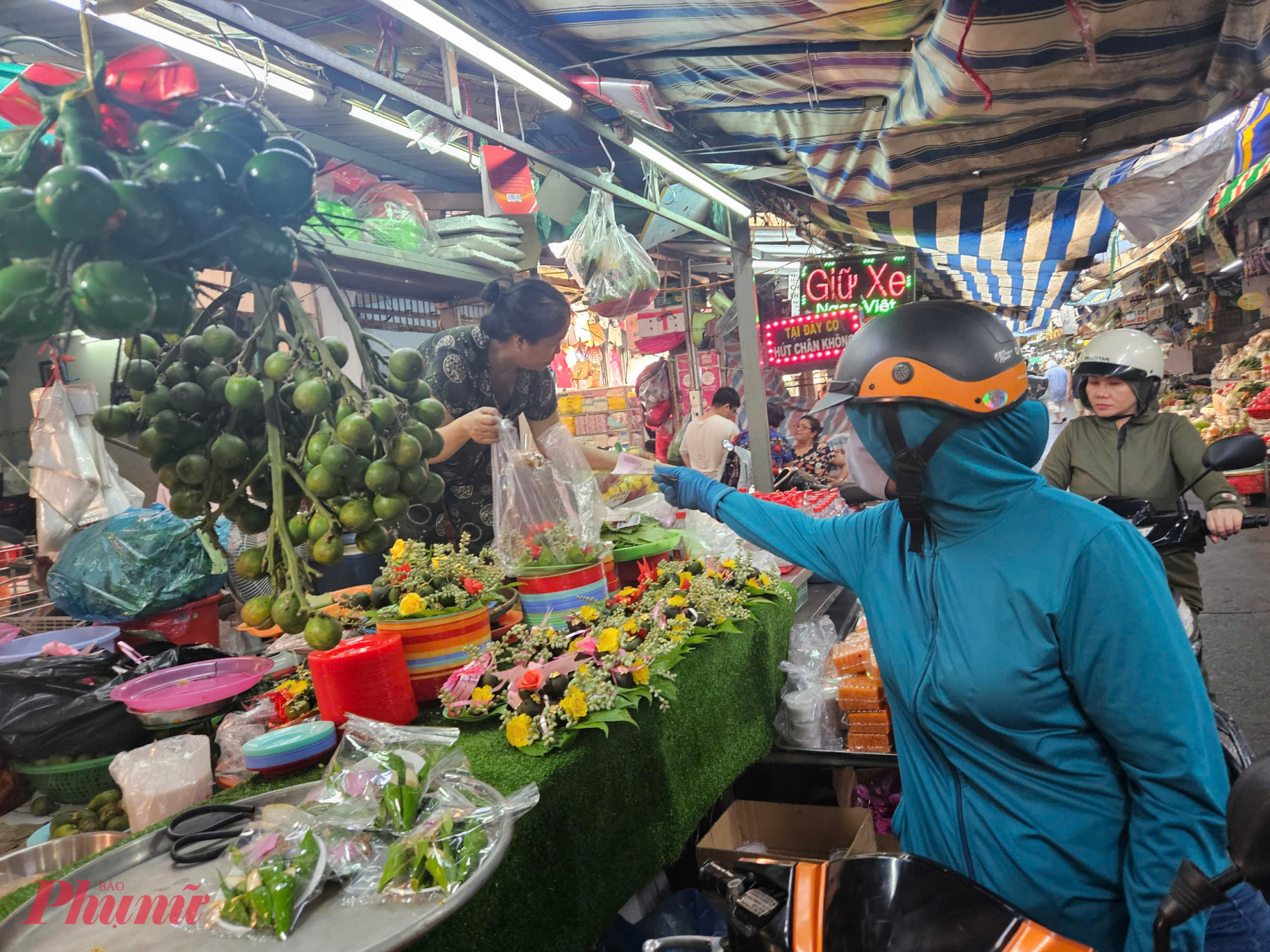 H&agrave;ng cau trầu ở chợ B&agrave; Chiểu nhộn nhịp người mua.
