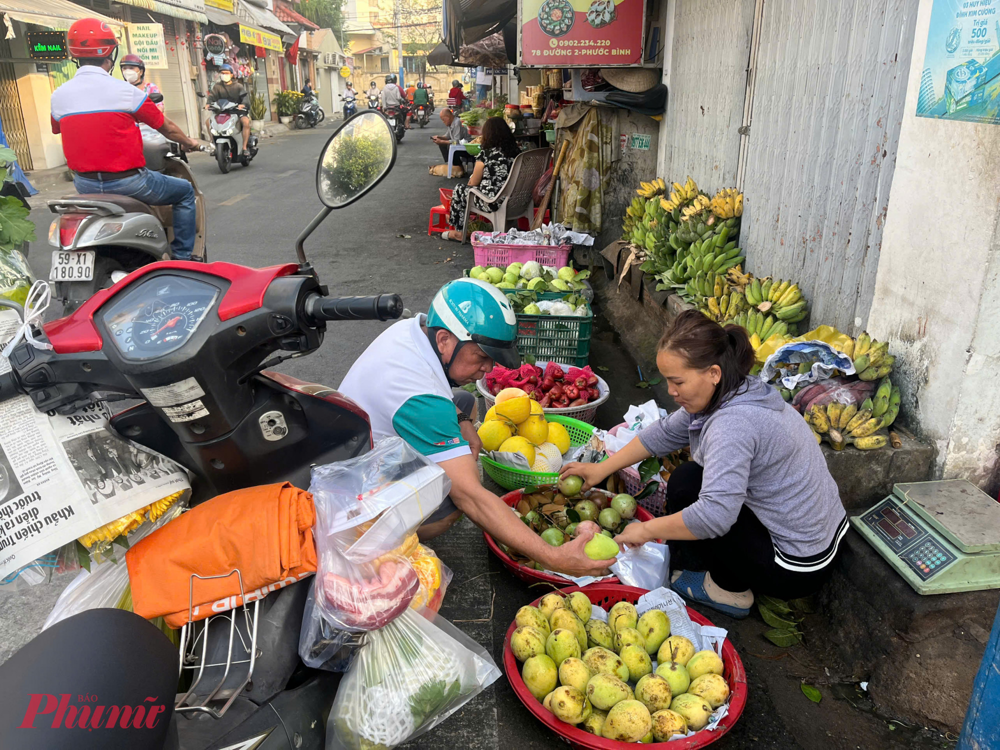 Tr&aacute;i ngược với hoa tươi, c&aacute;c mặt h&agrave;ng tr&aacute;i c&acirc;y vẫn giữ ổn định so với trước tết. Cụ thể, m&atilde;ng cầu xi&ecirc;m 70.000-75.000 đồng/kg, xo&agrave;i 60.000-70.000 đồng/kg&hellip;