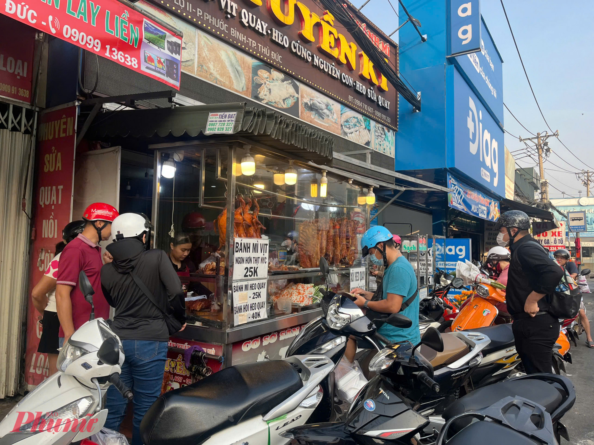 Tại chợ Phước B&igrave;nh (TP Thủ Đức), khu vực b&aacute;n heo quay đ&ocirc;ng đ&uacute;c từ sớm. Gi&aacute; heo quay dao động từ 300.000-400.000 đồng/kg, t&ugrave;y loại. Mức gi&aacute; n&agrave;y kh&ocirc;ng tăng so với ng&agrave;y thường. 