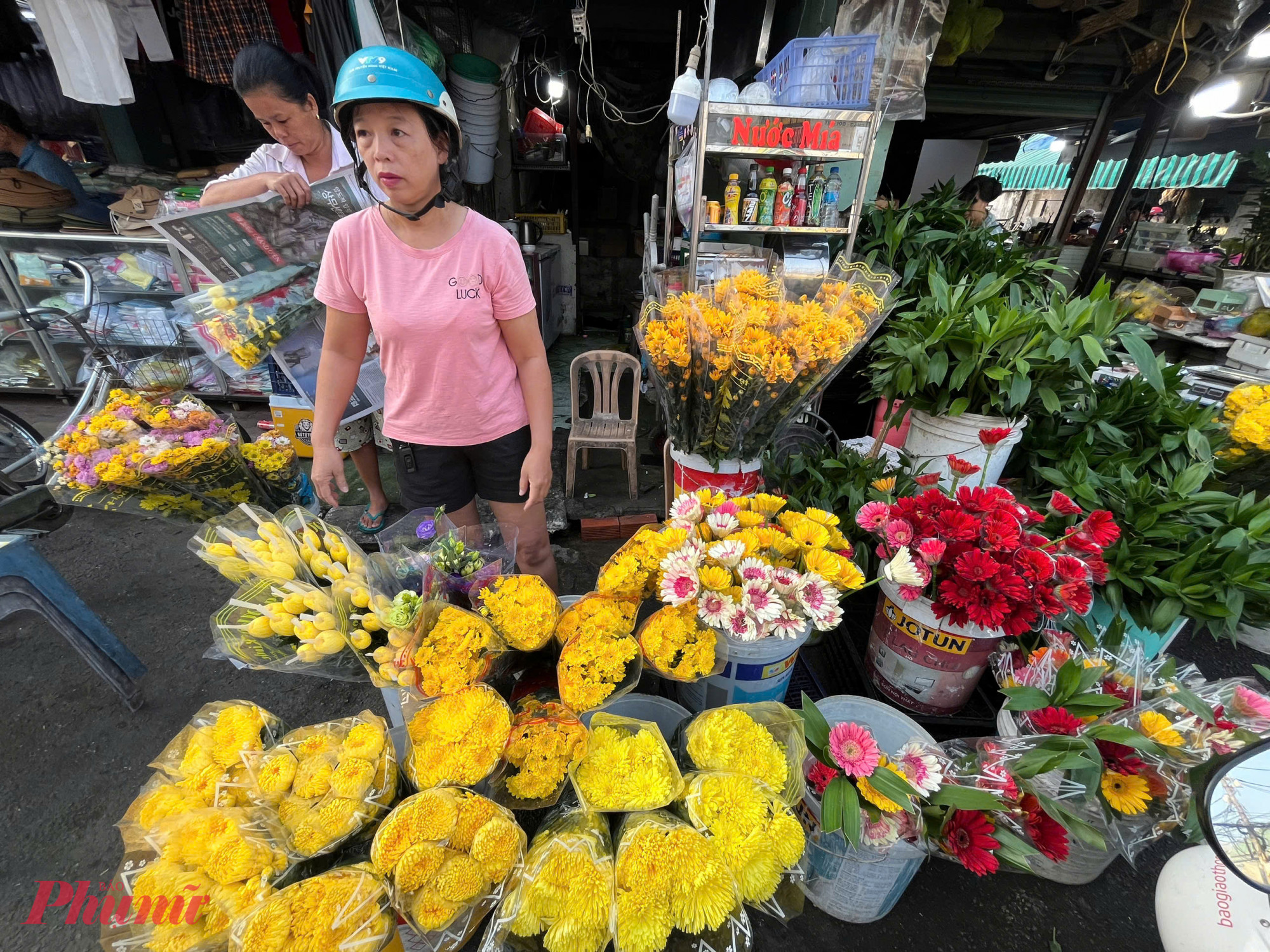 So với ng&agrave;y thường, gi&aacute; hoa tươi tăng mạnh. Trong đ&oacute;, hoa đồng tiền tăng mạnh nhất, gần gấp đ&ocirc;i so với trước tết v&agrave; c&oacute; gi&aacute; phổ biến 65.000-75.000 đồng/b&oacute; 5 b&ocirc;ng, mua lẻ l&agrave; 15.000 đồng/b&ocirc;ng. 