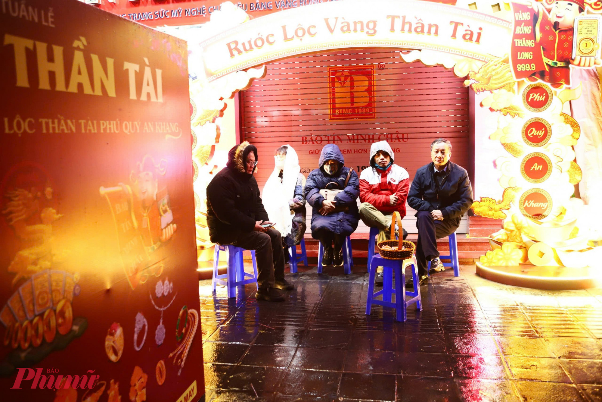 Tr&aacute;i ngược với cảnh h&agrave;ng d&agrave;i xếp h&agrave;ng như mọi năm, s&aacute;ng nay, tại nhiều cửa h&agrave;ng v&agrave;ng, kh&aacute;ch xếp h&agrave;ng chờ mua v&agrave;ng từ sớm ng&agrave;y v&iacute;a Thần T&agrave;i thưa thớt.