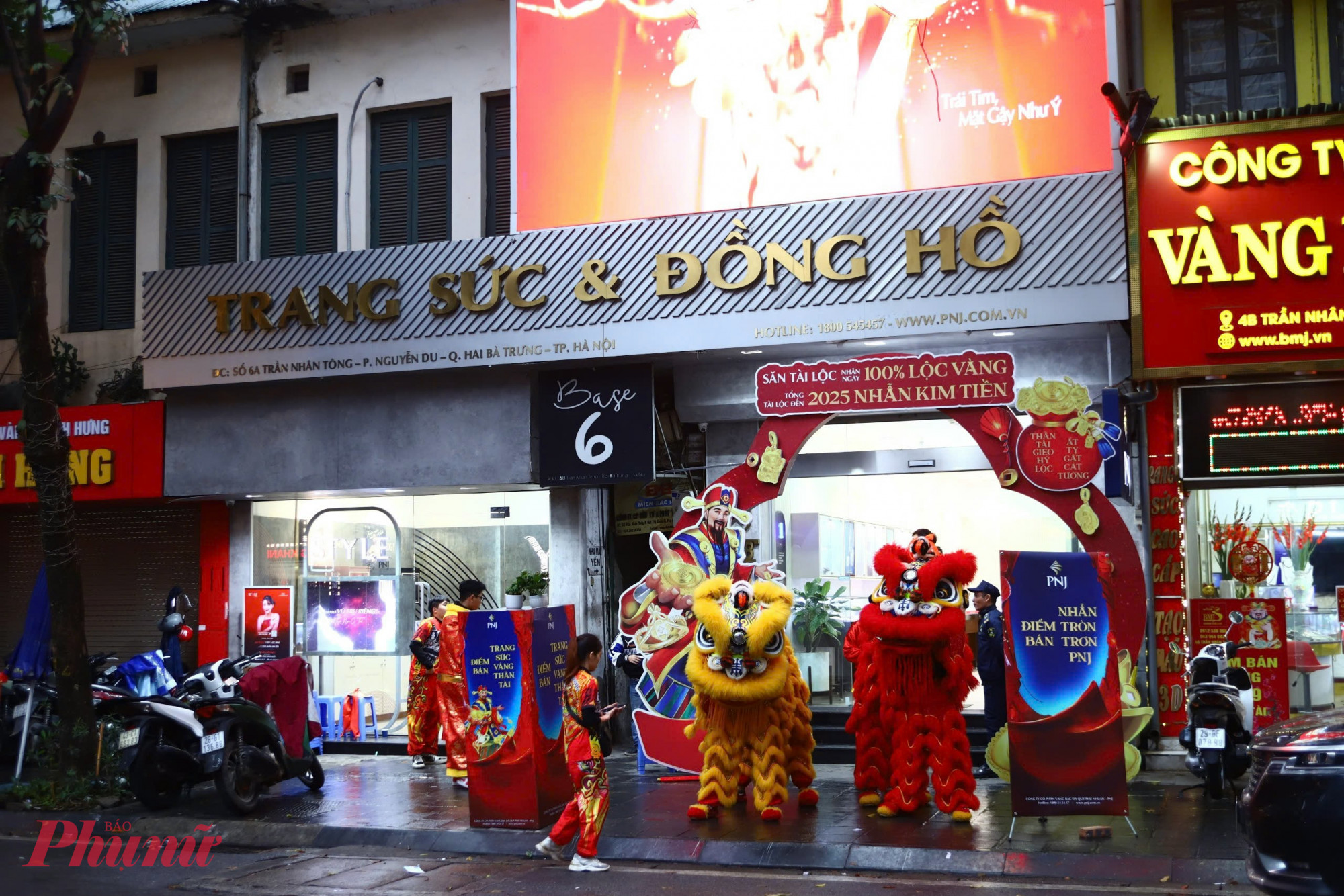 Để thu h&uacute;t kh&aacute;ch ng&agrave;y v&iacute;a Thần T&agrave;i, nhiều cửa h&agrave;ng thu&ecirc; đội m&uacute;a l&acirc;n, ca nhạc.