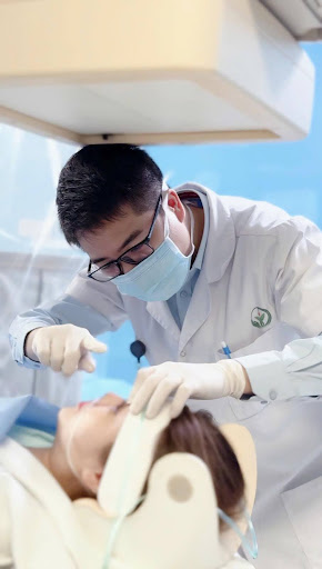 B&aacute;c sĩ thăm kh&aacute;m cho bệnh nh&acirc;n trước khi can thiệp - ảnh :BVCC
