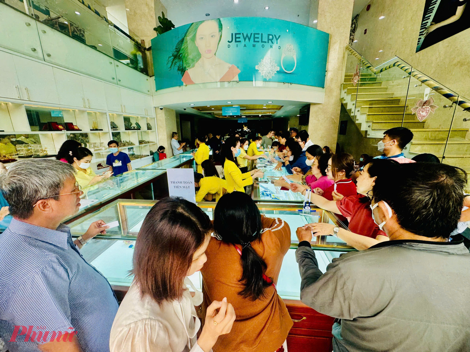 C&ograve;n tại khu vực kh&aacute;ch thanh to&aacute;n bằng h&igrave;nh thức tiền mặt cũng kh&aacute; đ&ocirc;ng. 