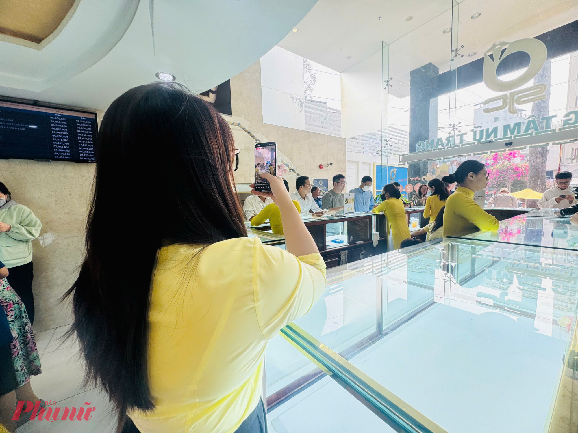 Theo ghi nhận, lượng kh&aacute;ch mua v&agrave;ng thần t&agrave;i năm nay c&oacute; &iacute;t hơn c&aacute;c năm về trước. Tại c&aacute;c c&ocirc;ng ty, nh&acirc;n vi&ecirc;n phải thực hiện live stream (ph&aacute;t s&oacute;ng trực tiếp) để 