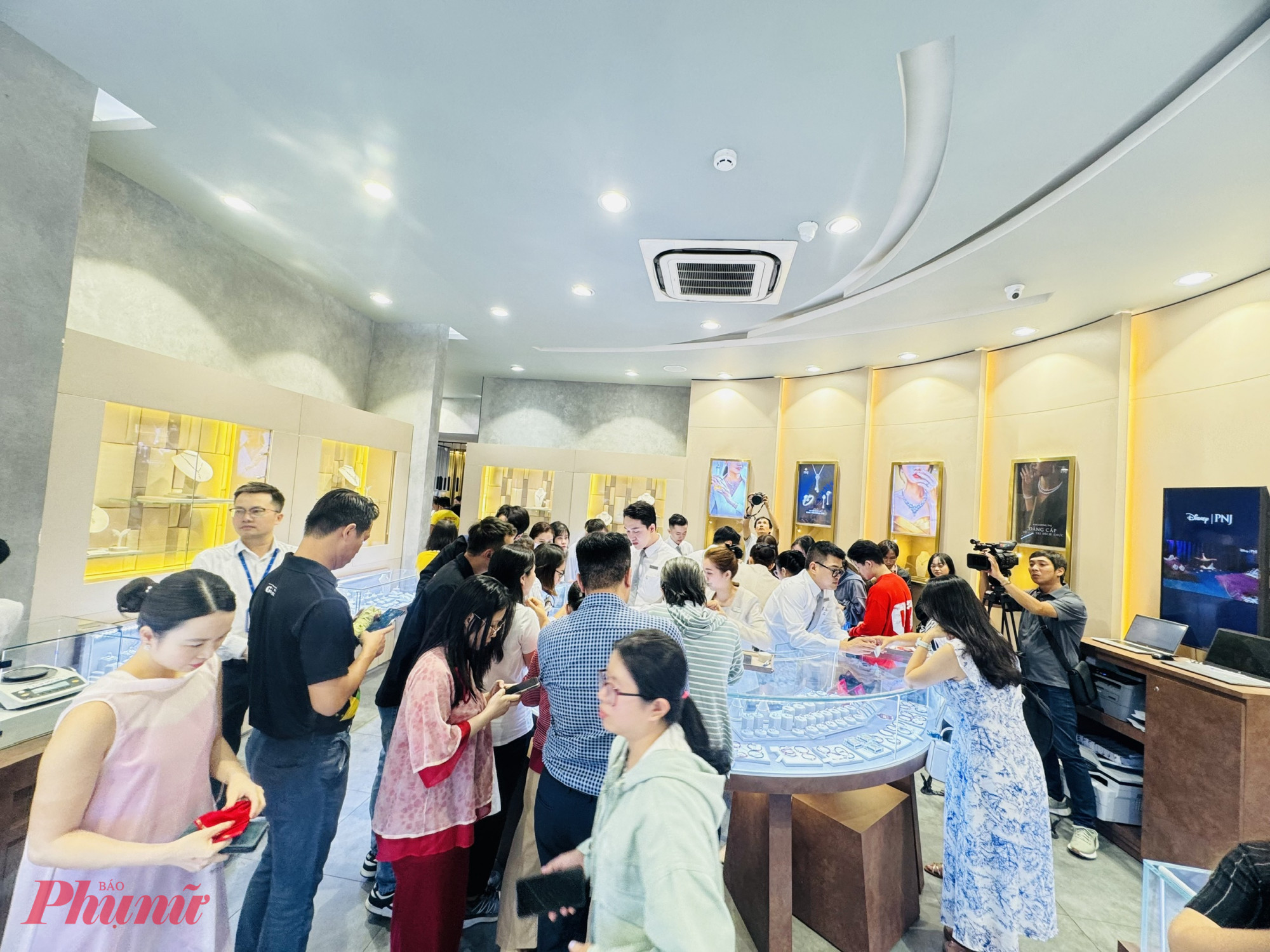 Đa phần kh&aacute;ch sẽ tập trung tại khu vực v&agrave;ng nhẫn v&agrave; v&agrave;ng kim tiền. 