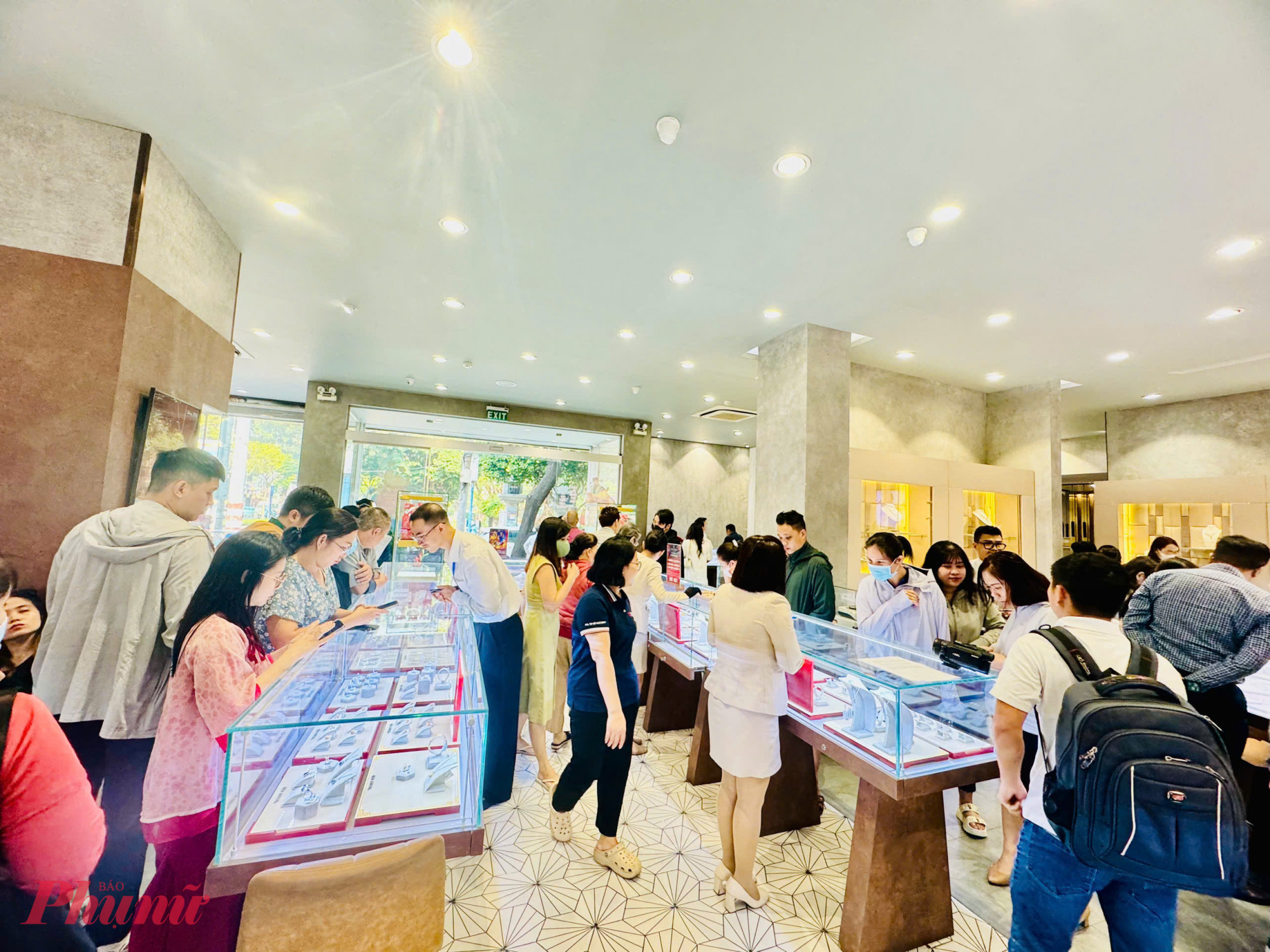C&ograve;n tại C&ocirc;ng ty V&agrave;ng bạc đ&aacute; qu&yacute; Ph&uacute; Nhuận (PNJ), lượng kh&aacute;ch cũng kh&aacute; đ&ocirc;ng