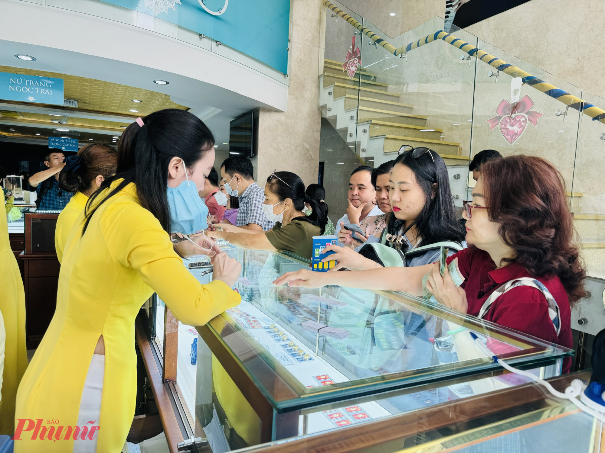 Nh&acirc;n vi&ecirc;n tại C&ocirc;ng ty SJC cho biết, đối với v&agrave;ng nhẫn 9999, kh&aacute;ch được mua tối đa 2 lượng v&agrave;ng, v&agrave;ng in h&igrave;nh thần t&agrave;i th&igrave; mỗi người được mua tối đa 5 lượng, ri&ecirc;ng v&agrave;ng miếng SJC th&igrave; kh&ocirc;ng giới hạn số lượng b&aacute;n ra, kh&aacute;ch muốn mua bao nhi&ecirc;u cũng c&oacute;